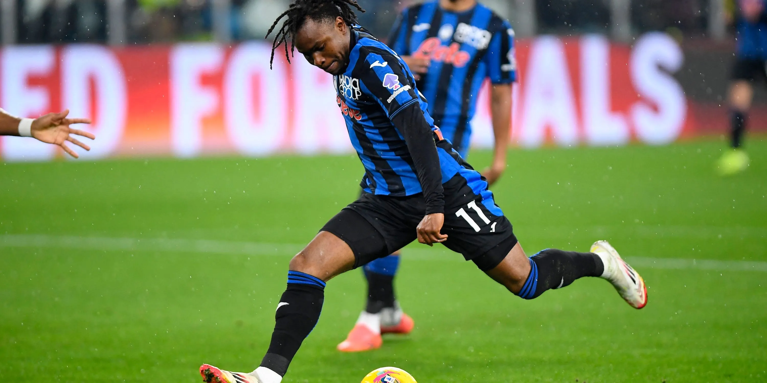 Ademola Lookman thi đấu năng nổ trong màu áo Atalanta tại Serie A