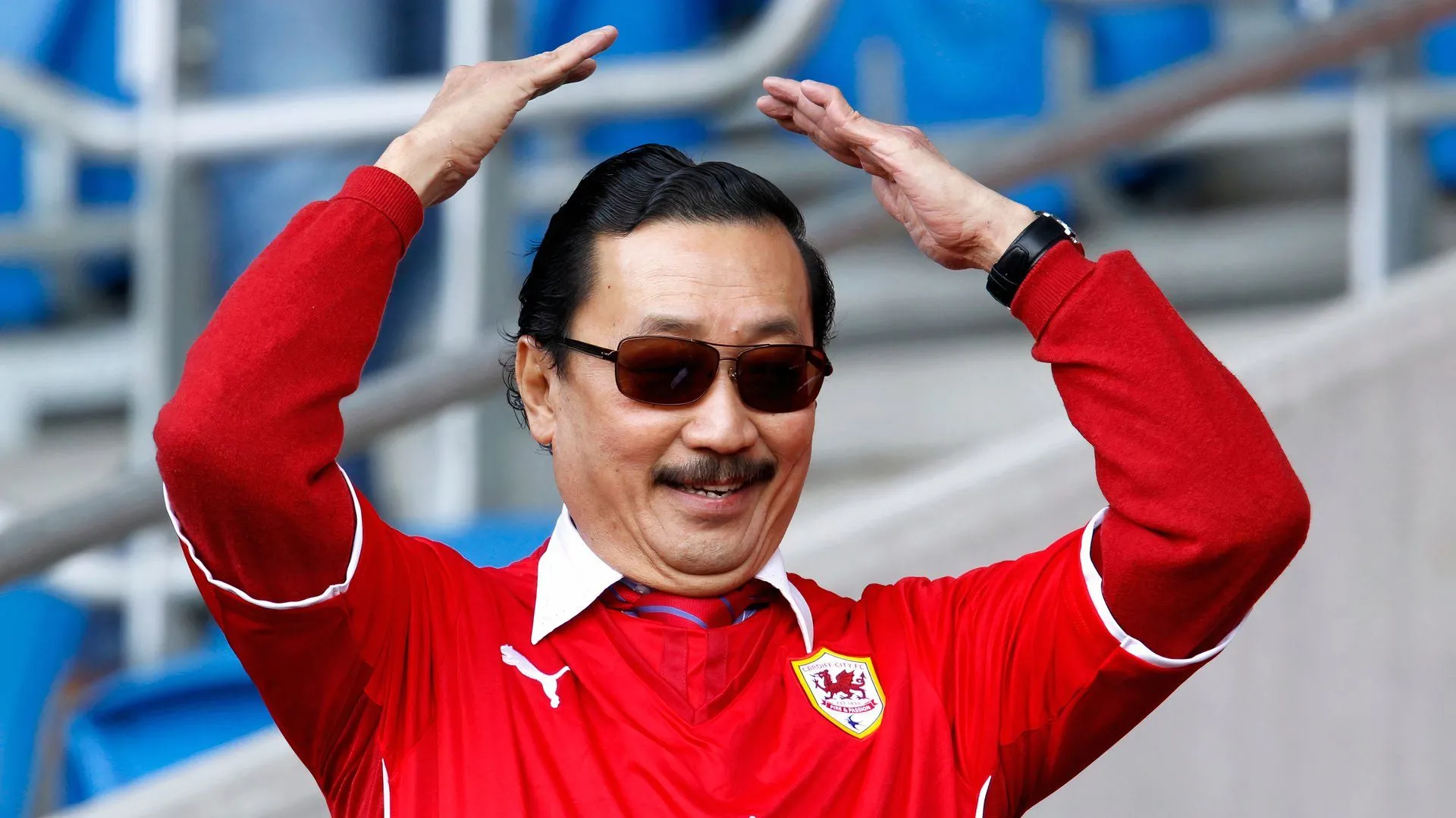 Chủ tịch Cardiff City Vincent Tan theo dõi trận đấu