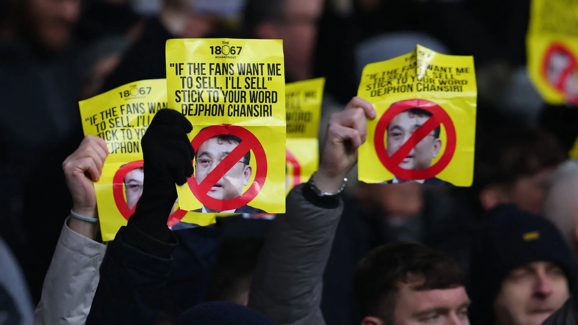 Dejphon Chansiri đối mặt với sự phản đối từ CĐV Sheffield Wednesday