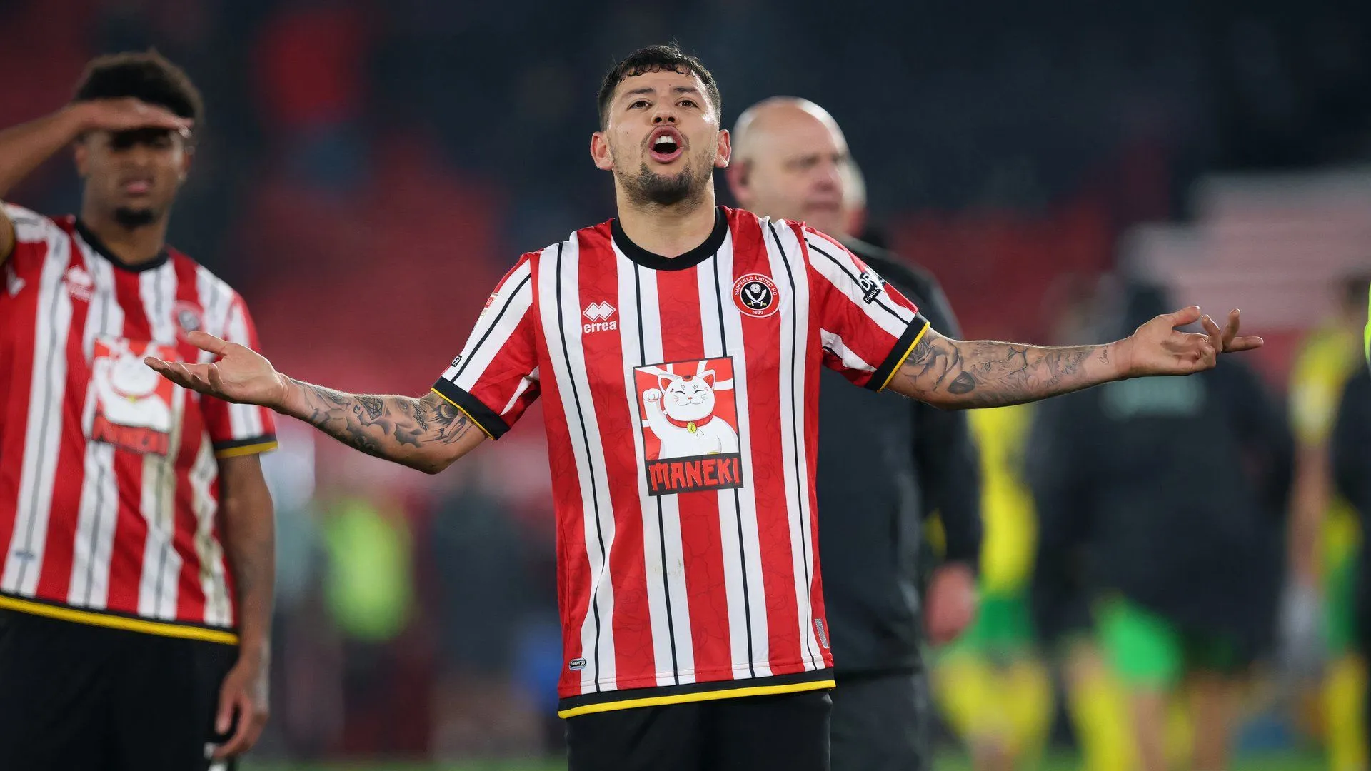 Gus Hamer ăn mừng trong màu áo Sheffield United sau khi nhận giải Cầu thủ xuất sắc nhất Championship