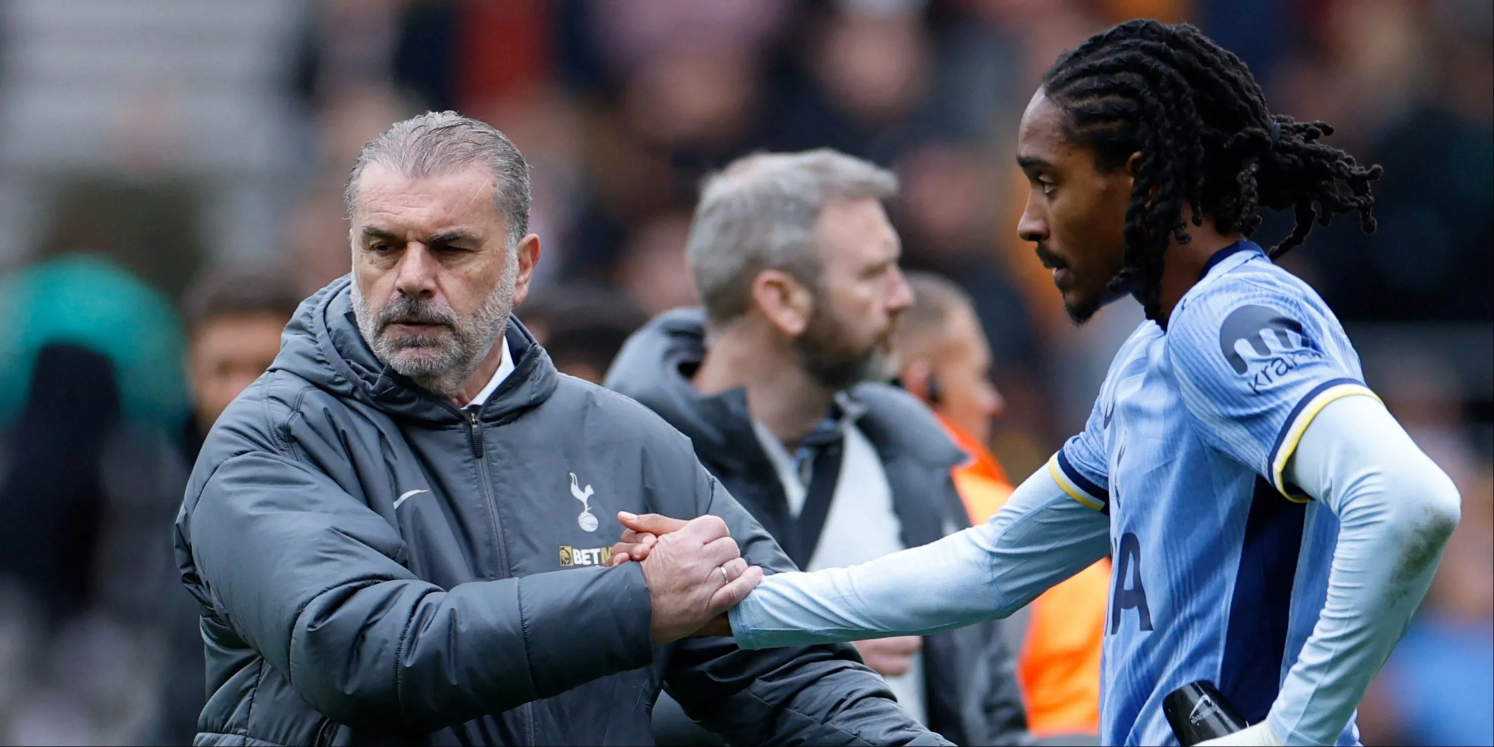 HLV Ange Postecoglou và hậu vệ Djed Spence của Tottenham trong trận đấu