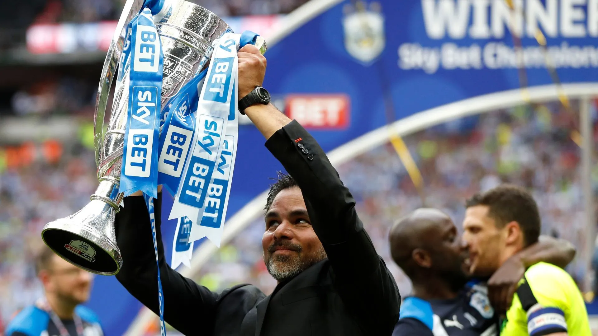 HLV David Wagner ăn mừng cùng Huddersfield sau khi thăng hạng Ngoại hạng Anh