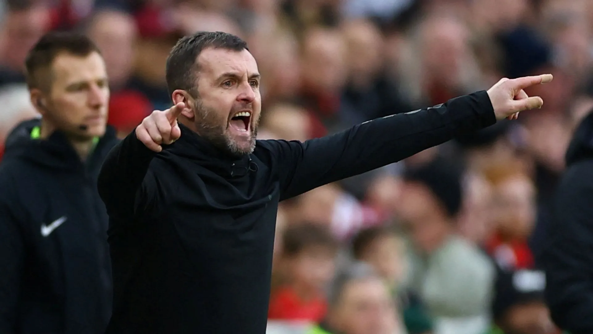 HLV Nathan Jones đang chỉ đạo cầu thủ Charlton Athletic