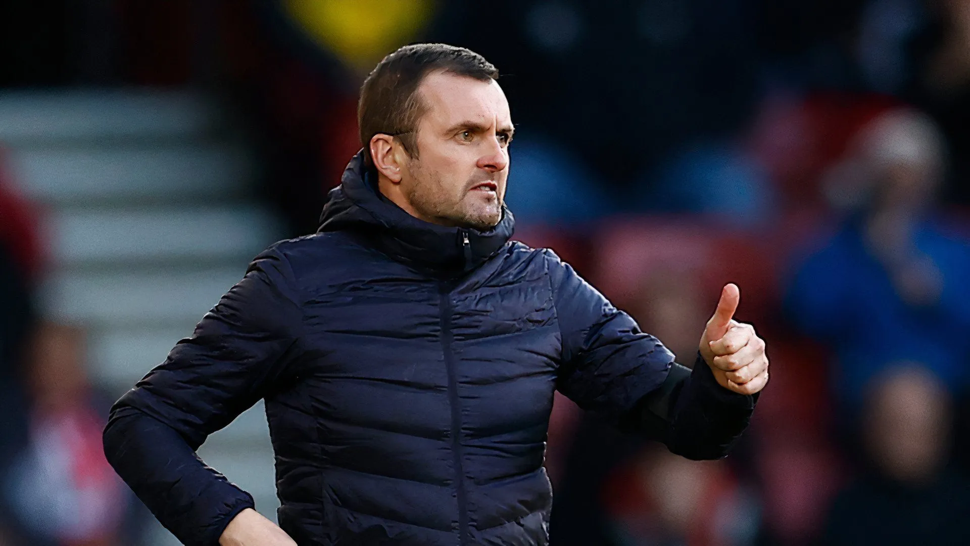 HLV Nathan Jones trong buổi họp báo của Charlton Athletic