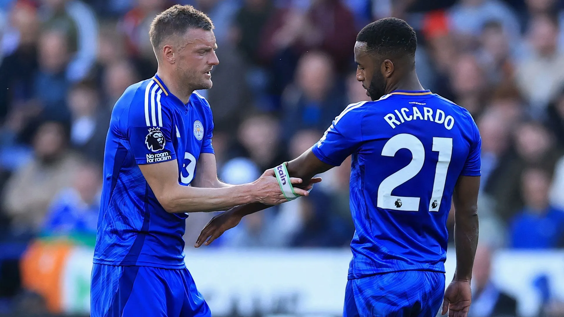Jamie Vardy (trái) trao băng đội trưởng Leicester City, thể hiện kinh nghiệm và vai trò thủ lĩnh