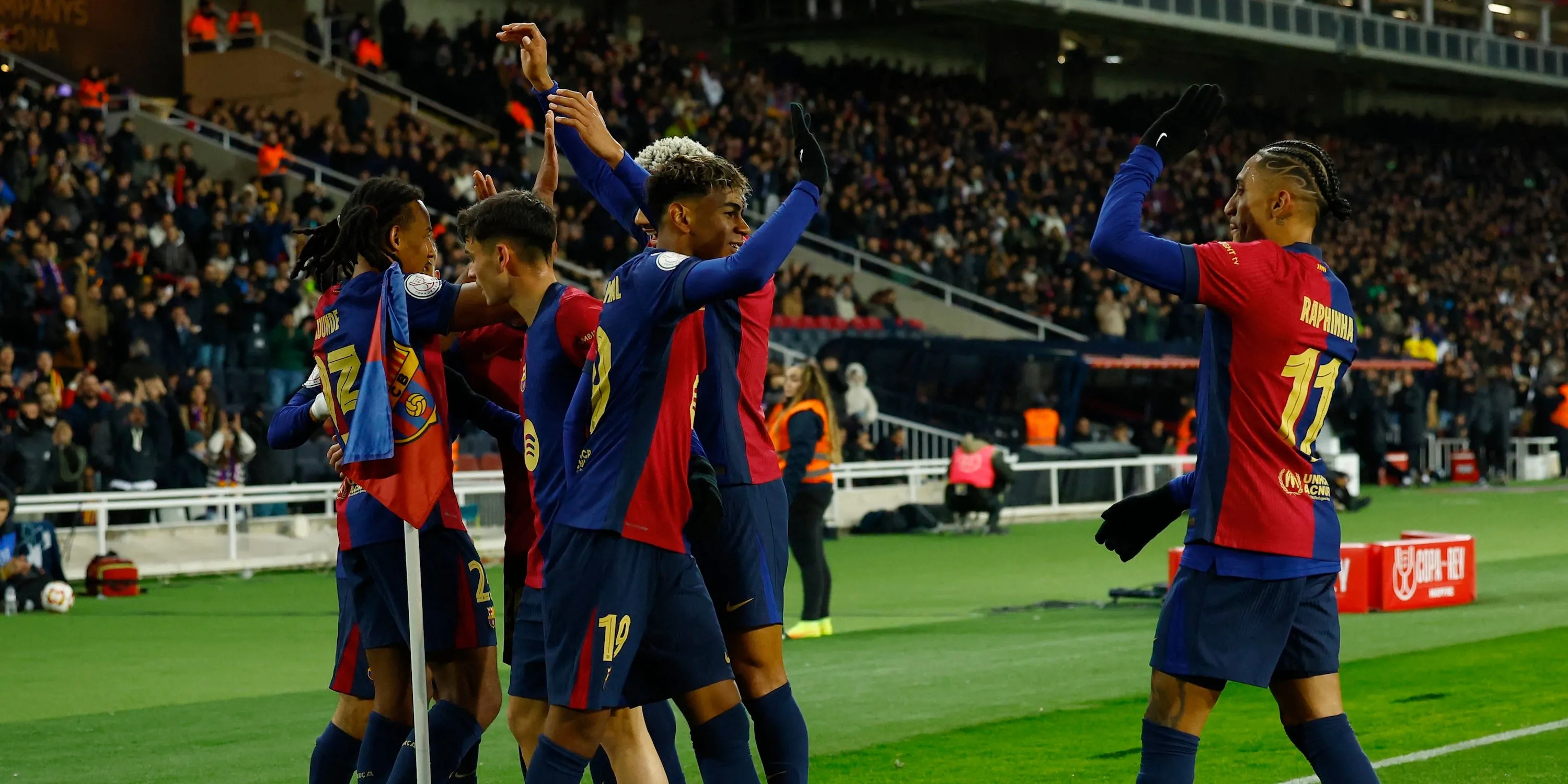 Jules Kounde ăn mừng bàn thắng cùng đồng đội Barcelona