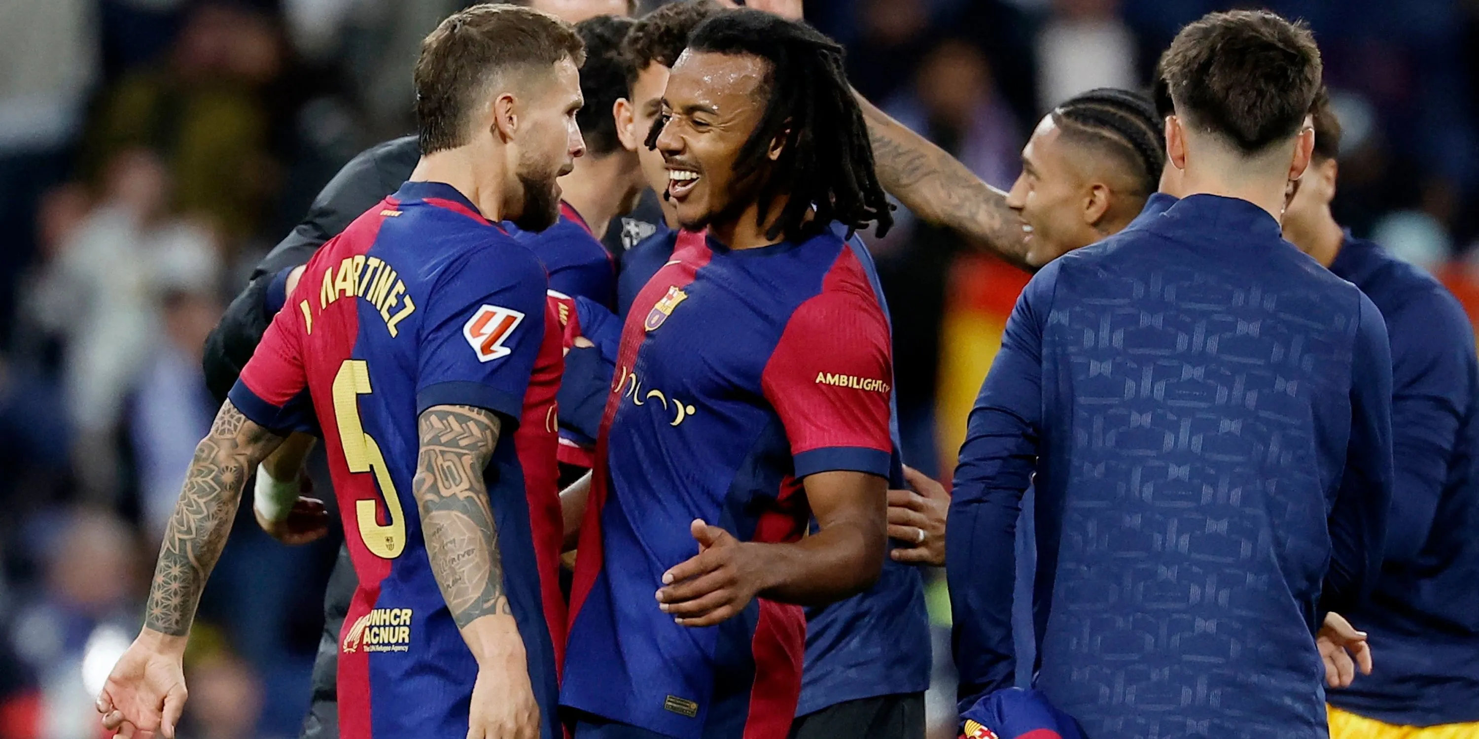 Jules Kounde (phải) ăn mừng cùng đồng đội Inigo Martinez tại Barcelona