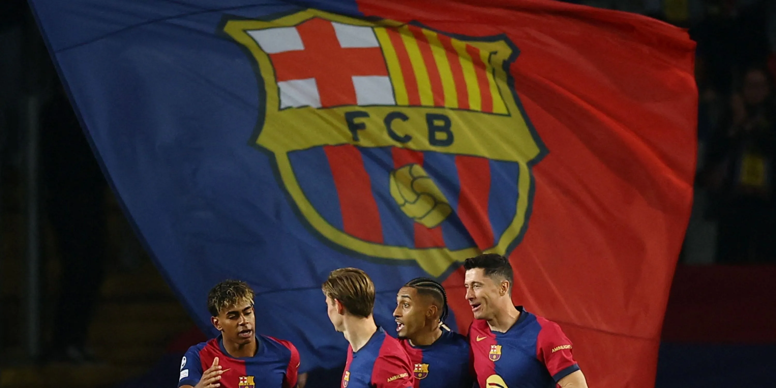 Jules Kounde (phải) và đồng đội trong màu áo Barcelona tại La Liga