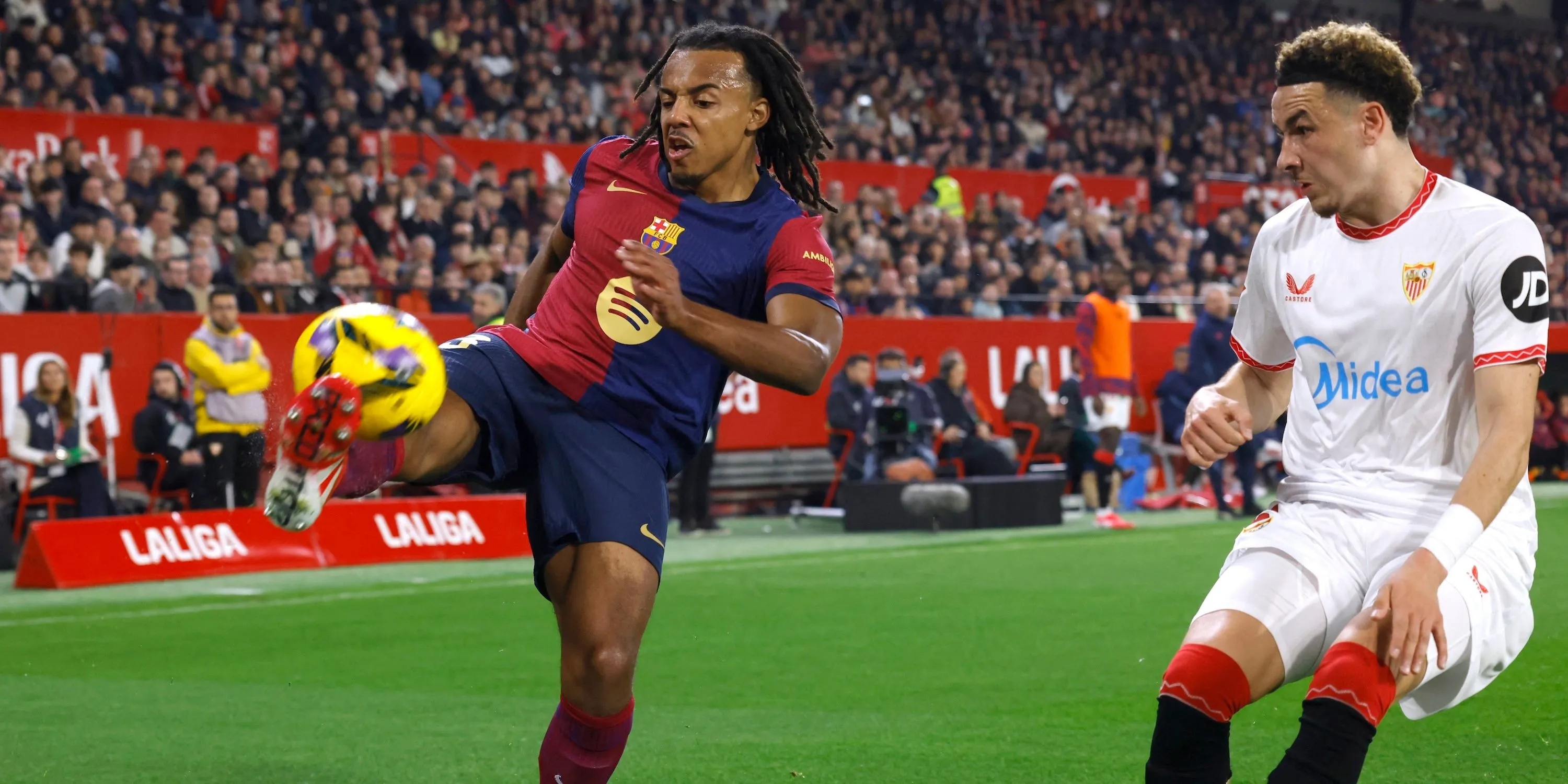 Jules Kounde thi đấu cho FC Barcelona