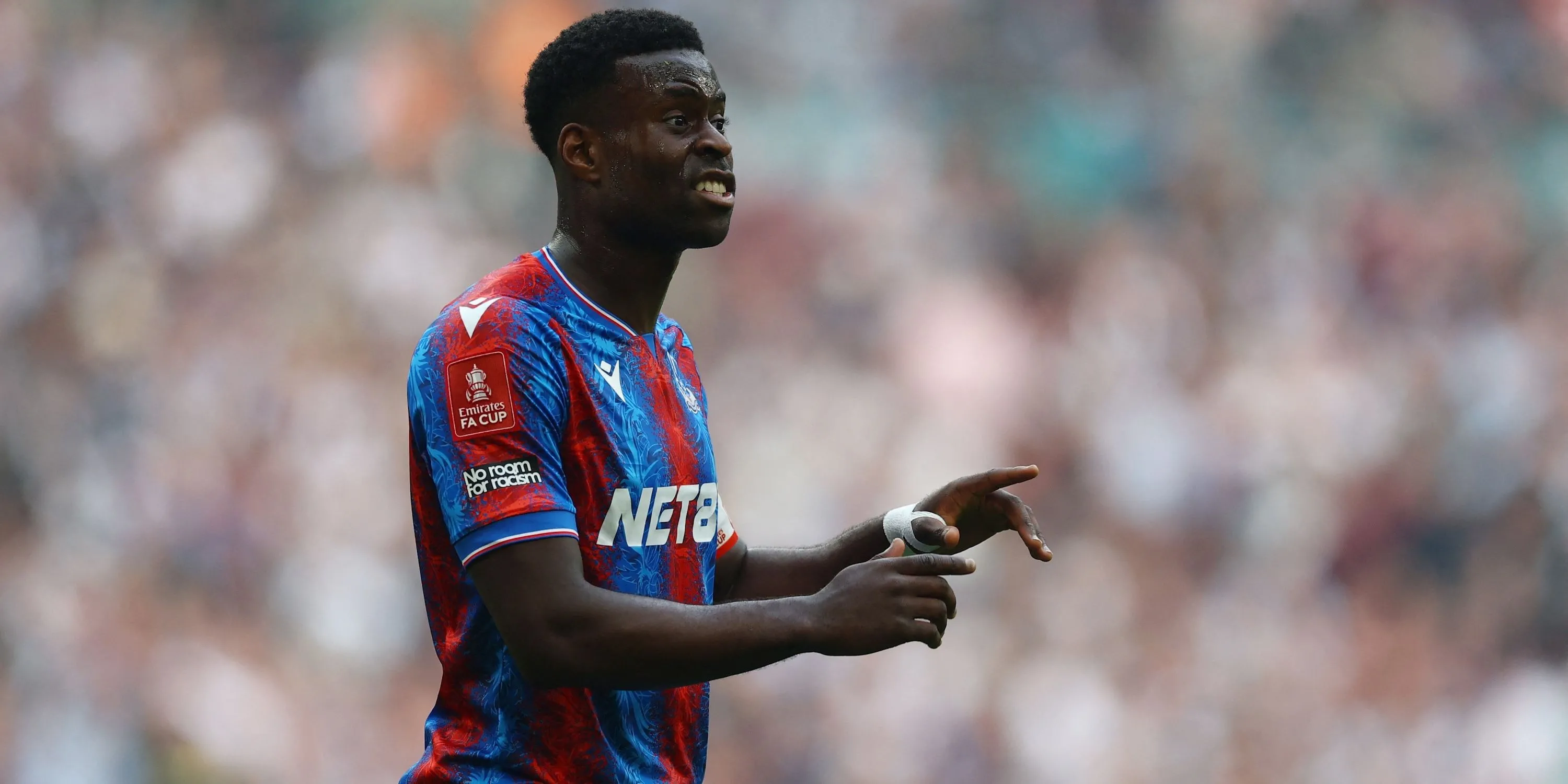 Marc Guehi phản ứng trong trận đấu của Crystal Palace