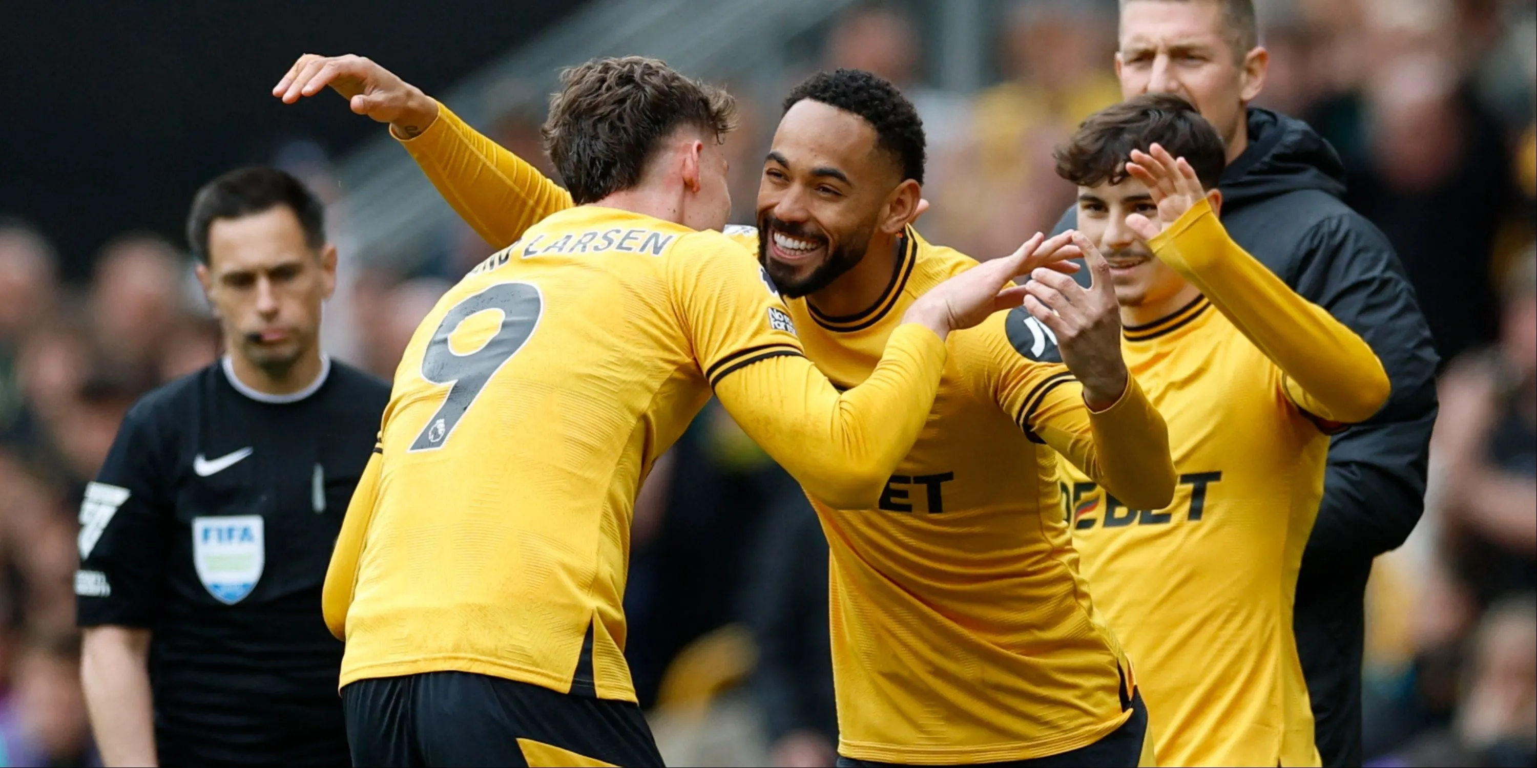 Matheus Cunha (trái) tỏa sáng trong màu áo Wolves, mục tiêu của MU