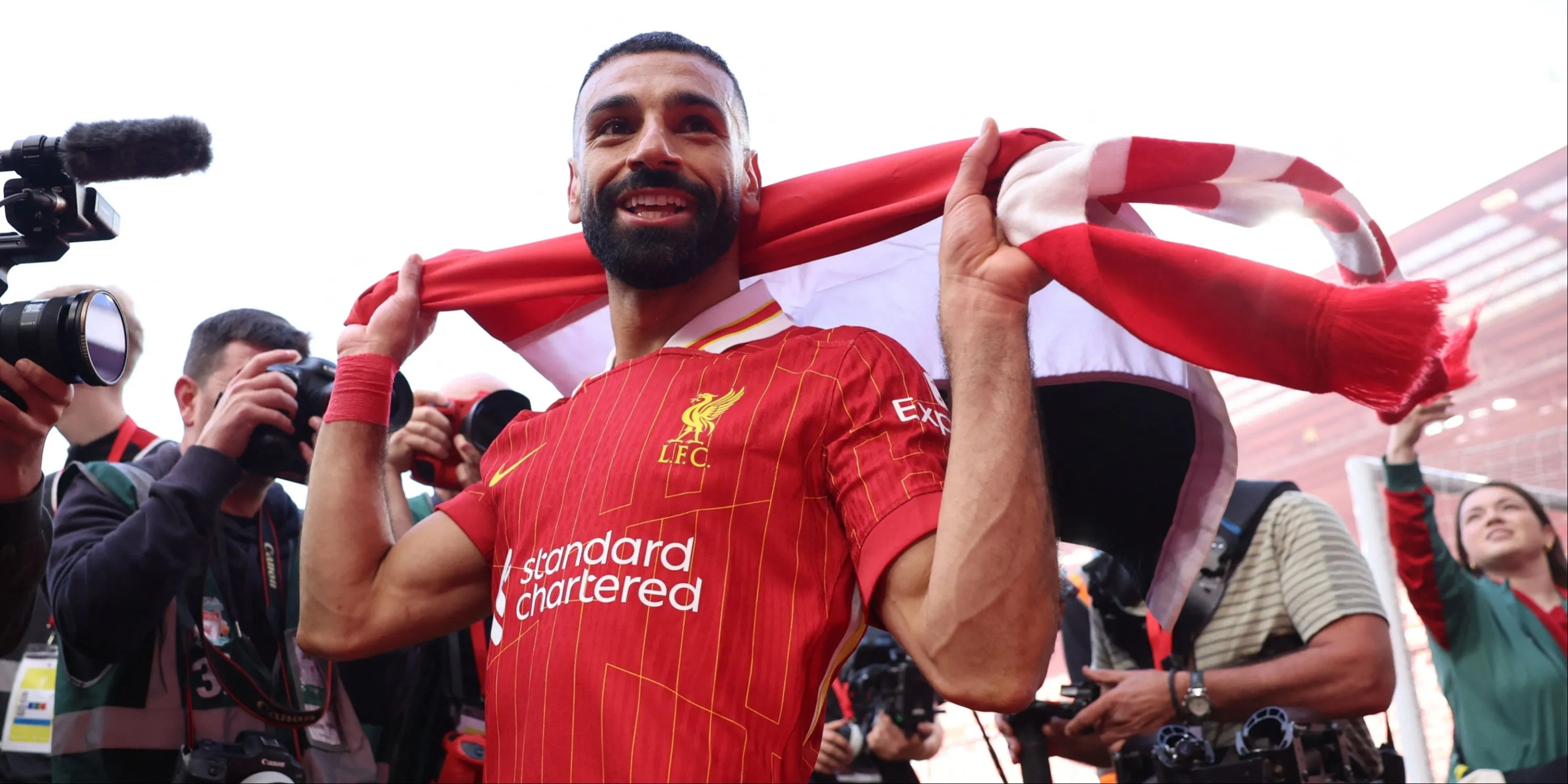 Mohamed Salah ăn mừng cùng đồng đội Liverpool sau chiến thắng quan trọng