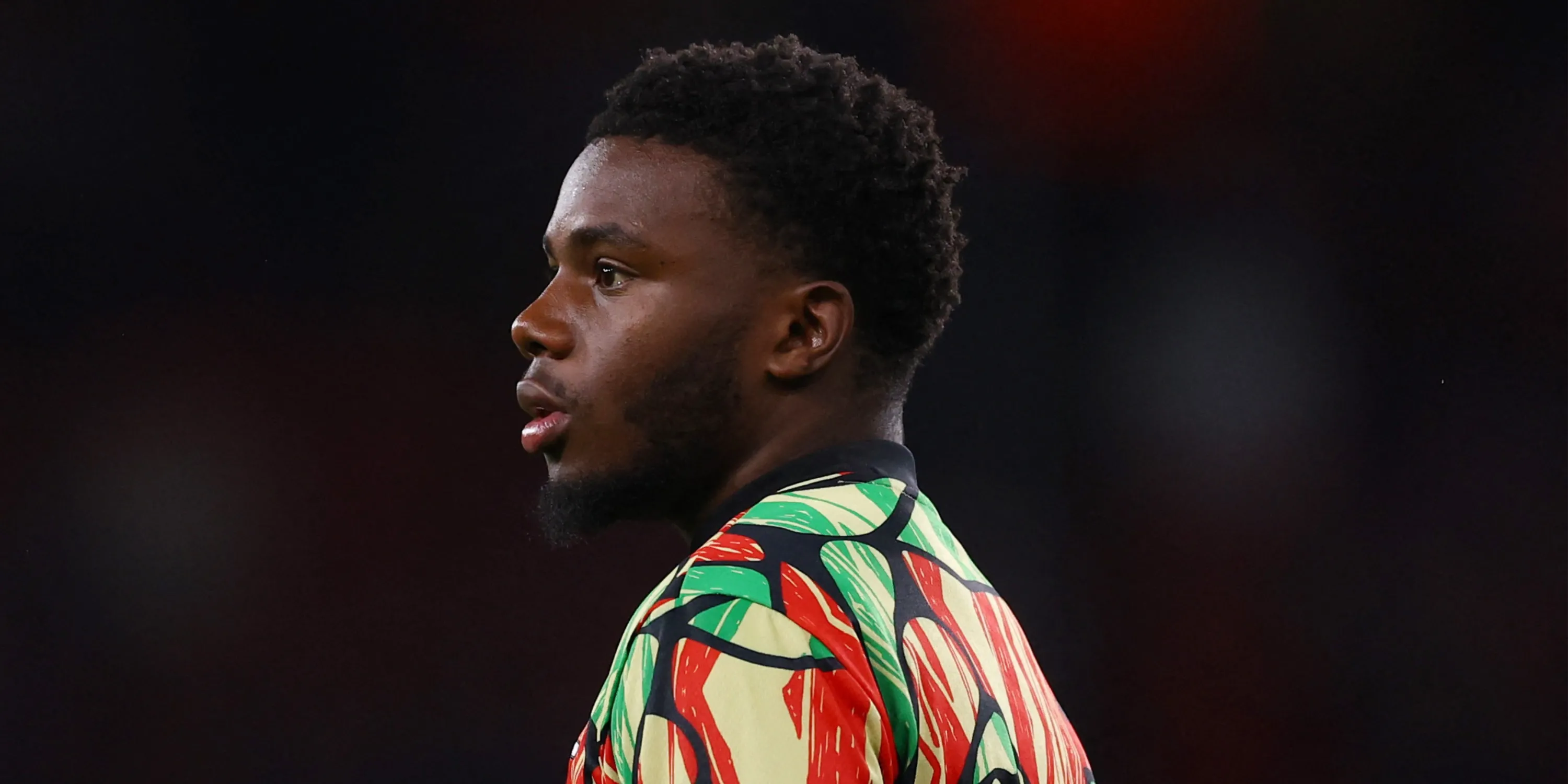 Nathan Butler-Oyedeji khởi động trước trận đấu trong màu áo Arsenal