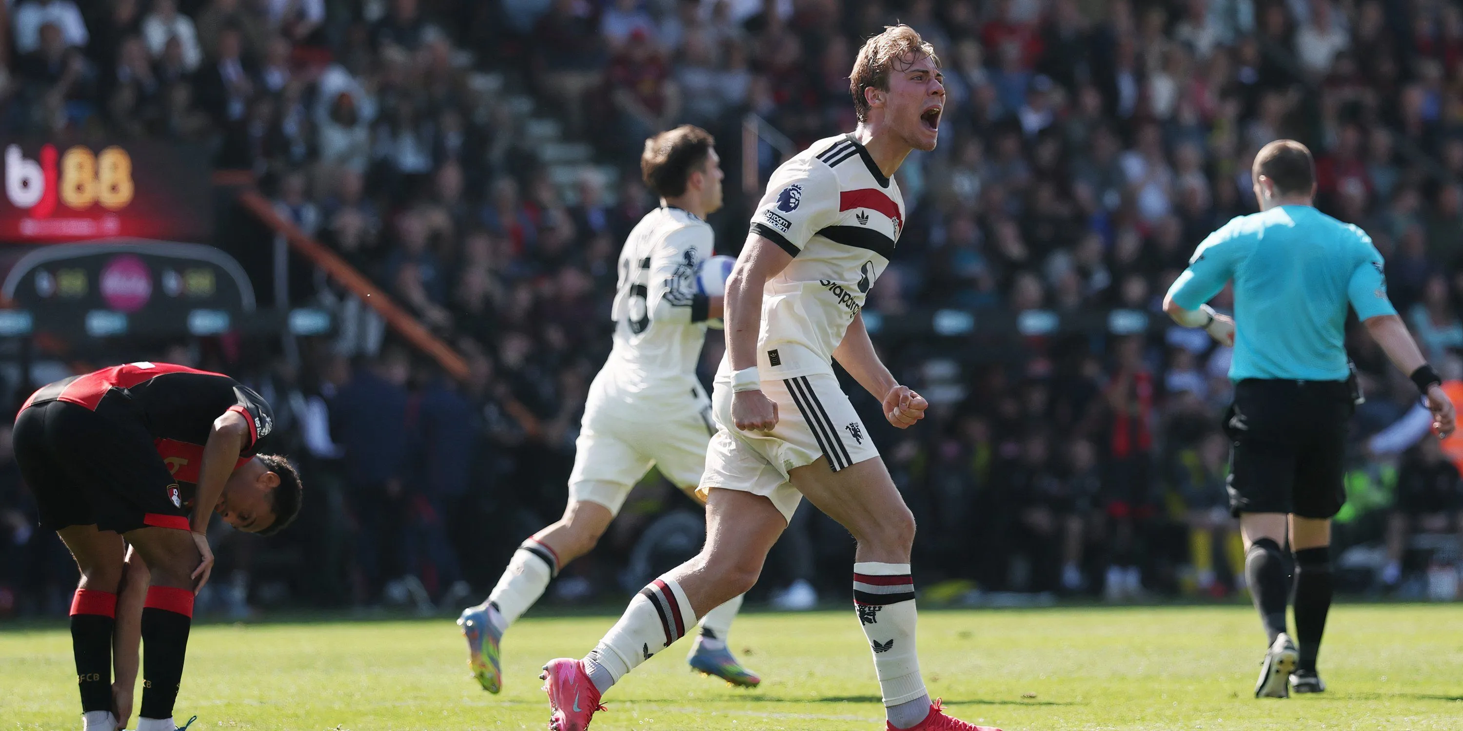 Rasmus Hojlund ăn mừng bàn gỡ hòa cho Manchester United trước Bournemouth