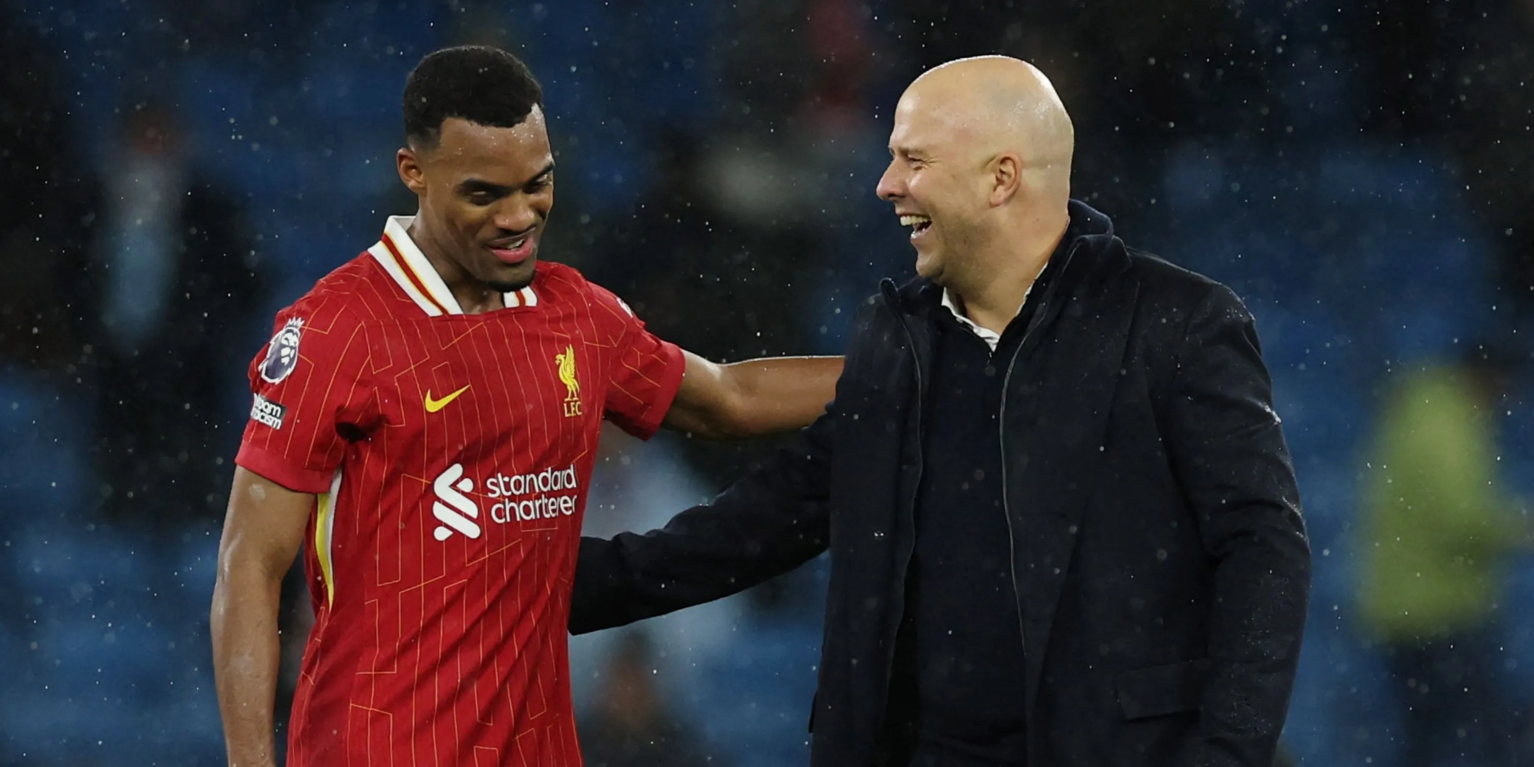 Ryan Gravenberch trao đổi cùng HLV Arne Slot trên sân tập Liverpool
