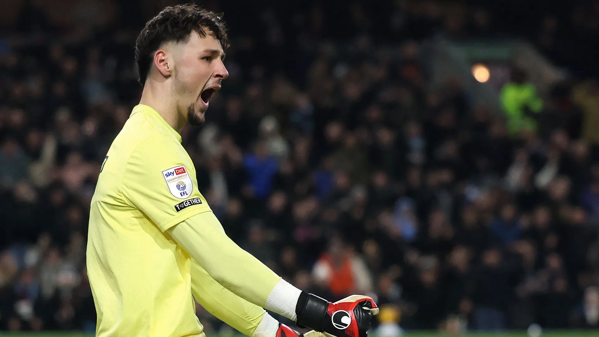 Thủ môn James Trafford ăn mừng pha cản phá phạt đền cho Burnley trong trận đấu Championship