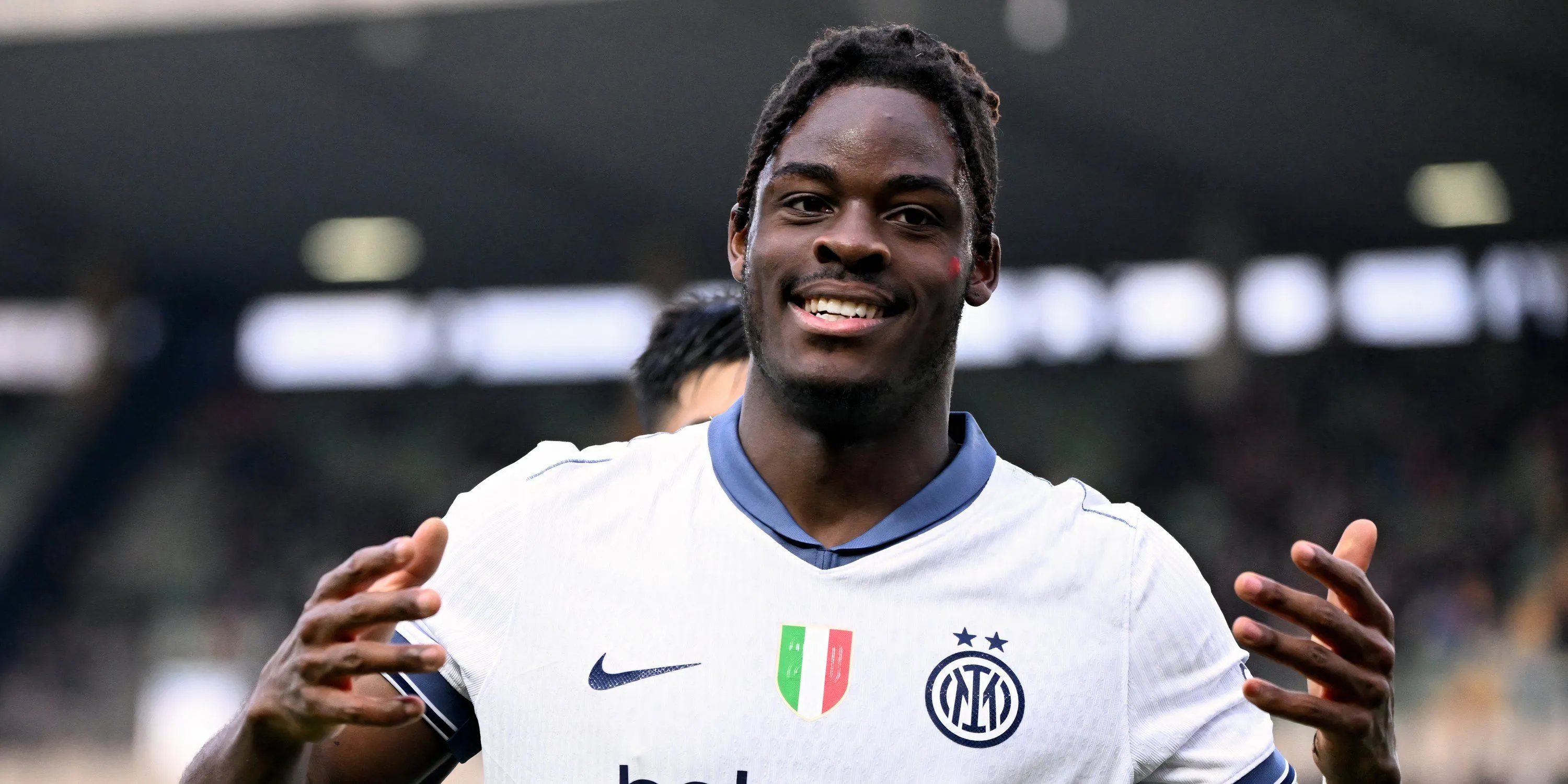 Trung vệ Yann Bisseck của Inter Milan thi đấu trên sân