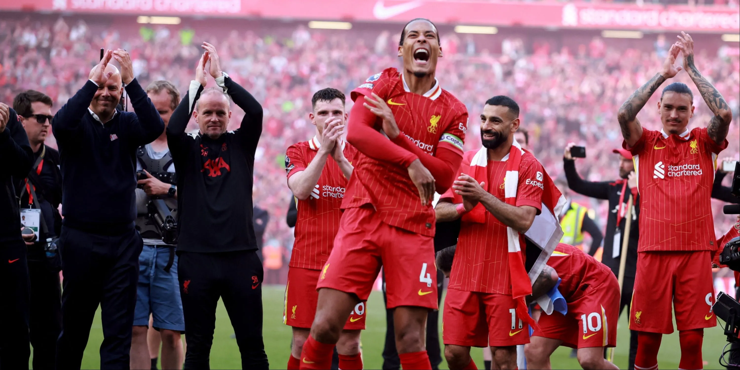 Virgil van Dijk trong màu áo Liverpool mùa giải 2024-2025