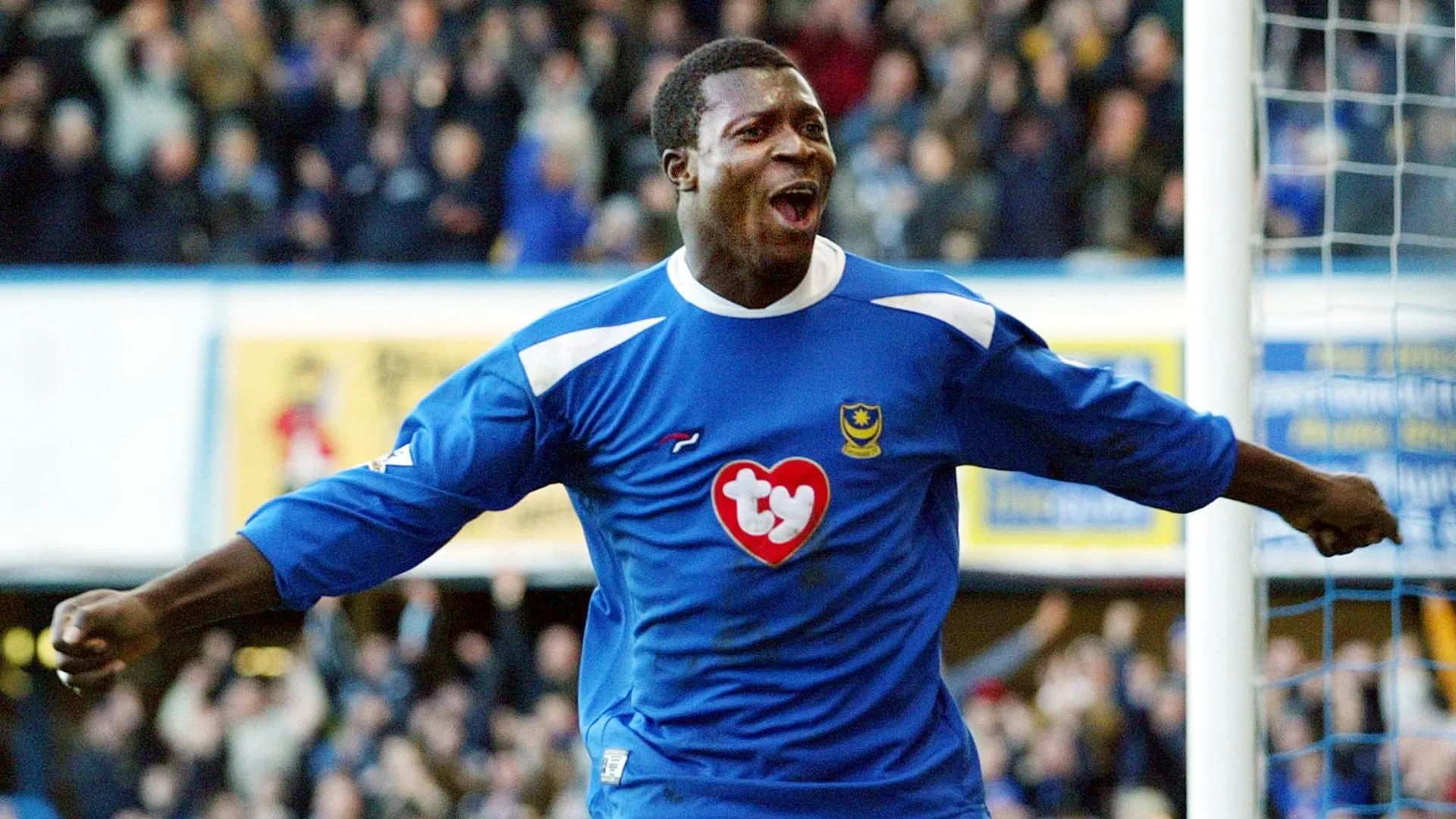 Yakubu ăn mừng bàn thắng cho Portsmouth