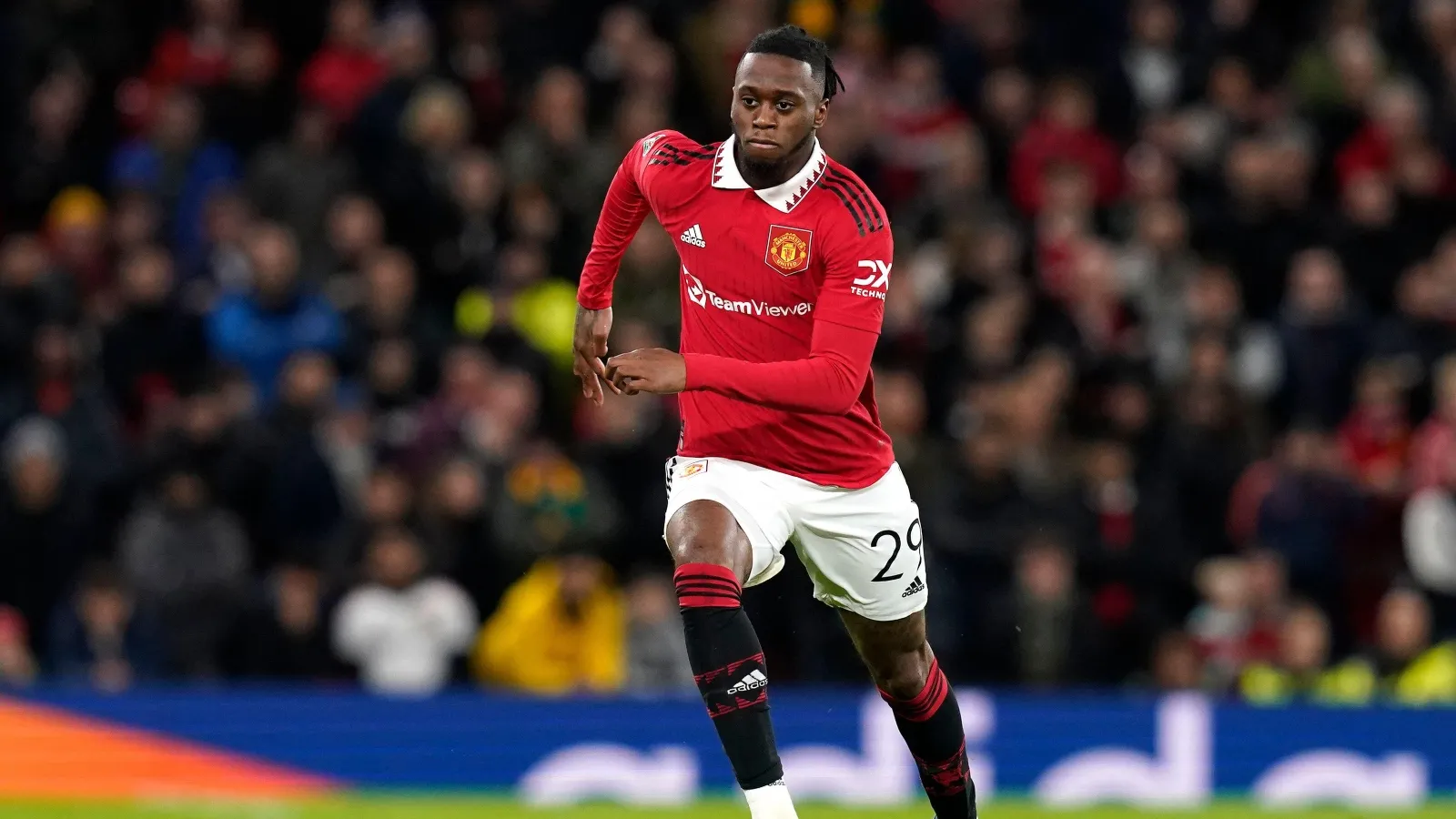 Aaron Wan-Bissaka rê bóng kỹ thuật trong trận Man Utd vs Charlton Cúp Liên Đoàn