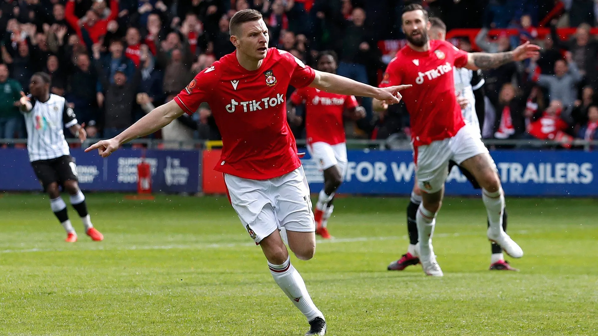 Chân sút Paul Mullin trong màu áo Wrexham, mục tiêu chuyển nhượng của Wigan Athletic