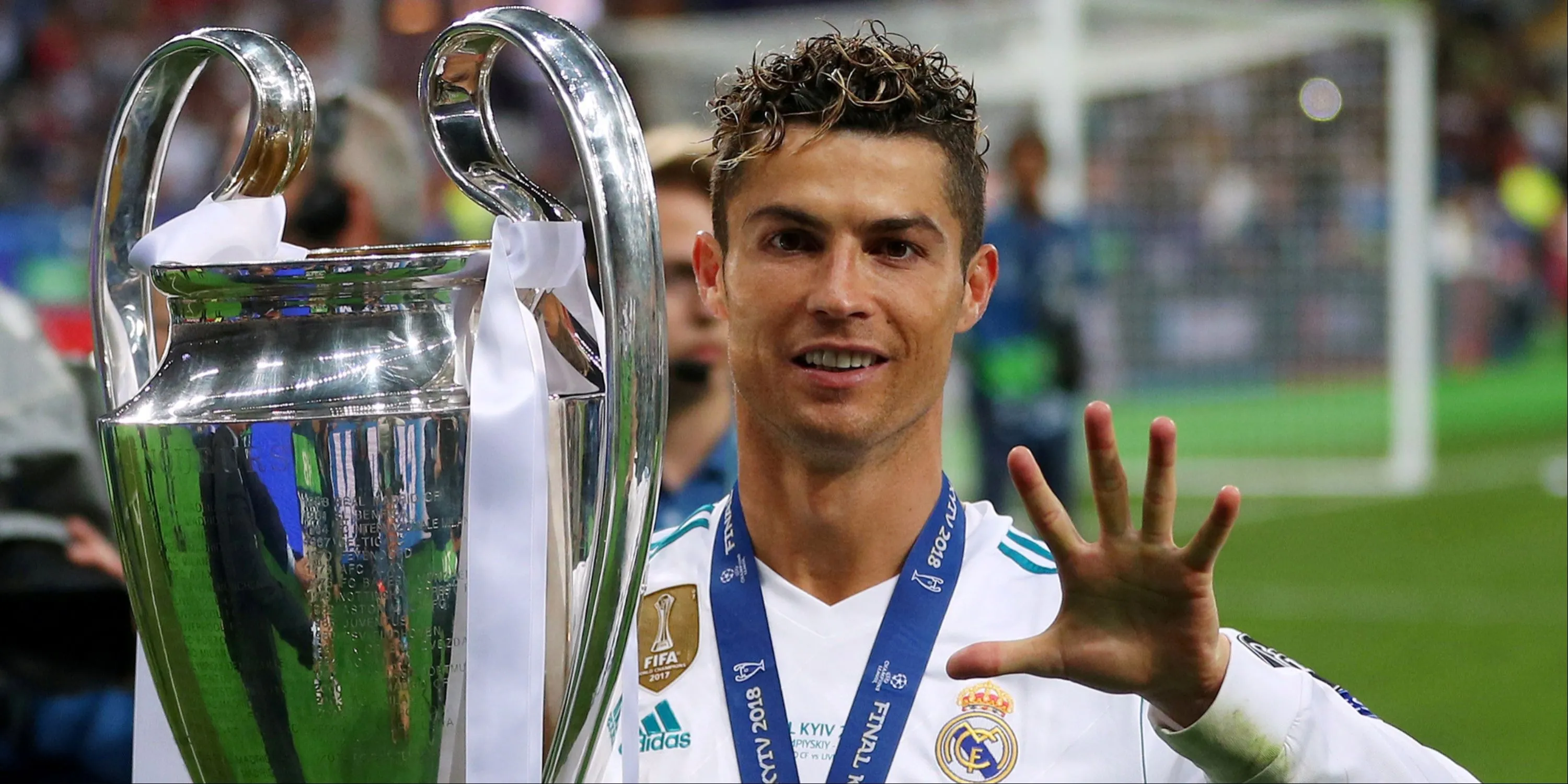 Cristiano Ronaldo nâng cao cúp Champions League cùng Real Madrid
