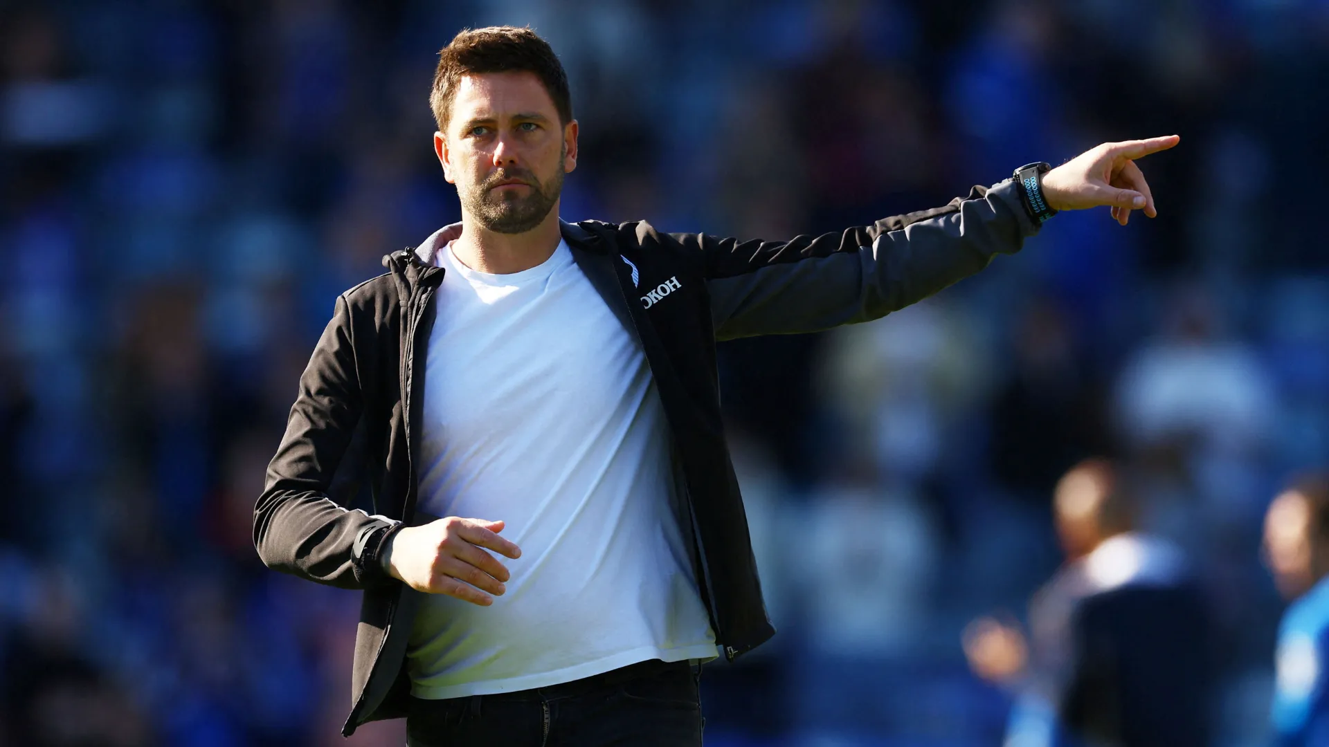 Des Buckingham đang chỉ đạo trận đấu của Oxford United