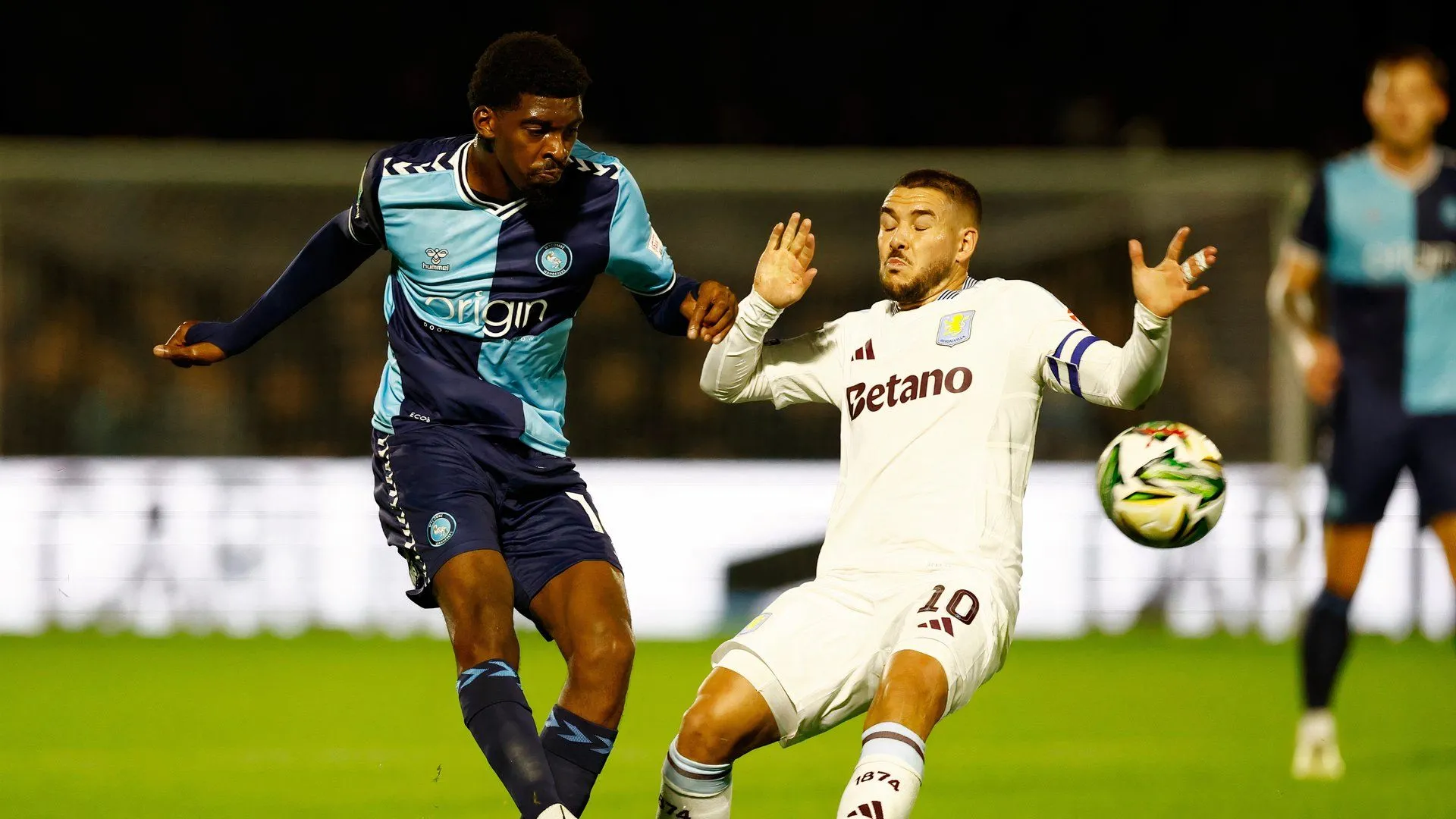Emi Buendia trong màu áo Aston Villa, sau chấn thương