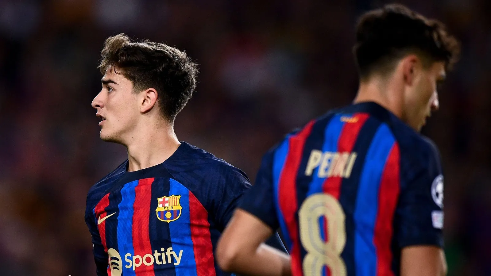 Hai sao trẻ Barcelona Gavi và Pedri trên sân cỏ