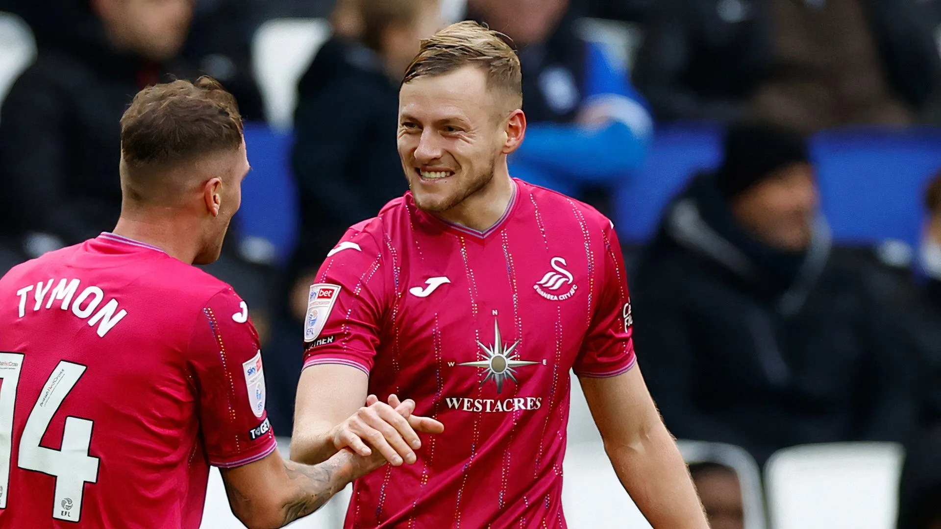 Hậu vệ Harry Darling trong một trận đấu của Swansea City