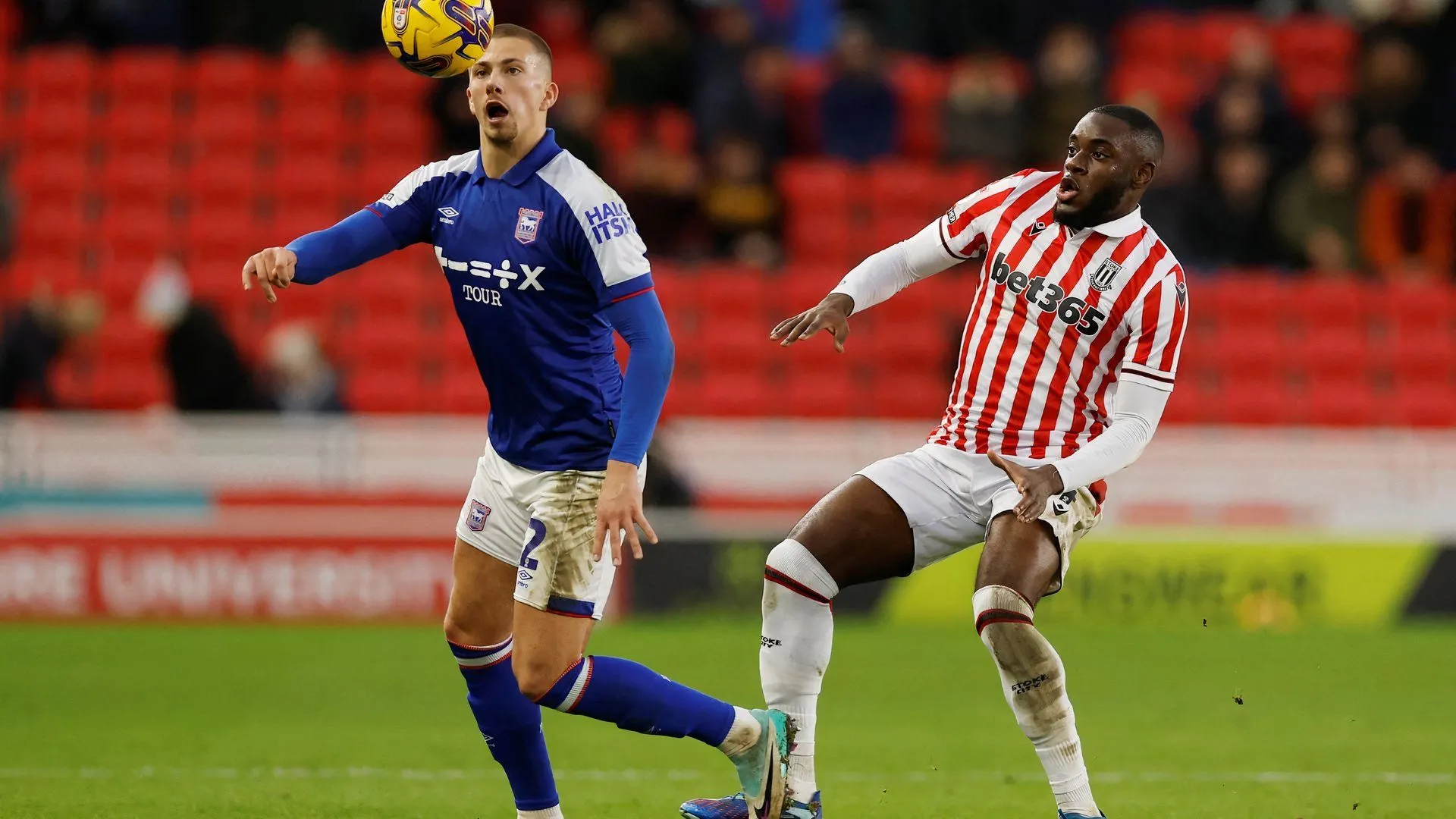 Hậu vệ Junior Tchamadeu trong màu áo Stoke City thi đấu tại Championship
