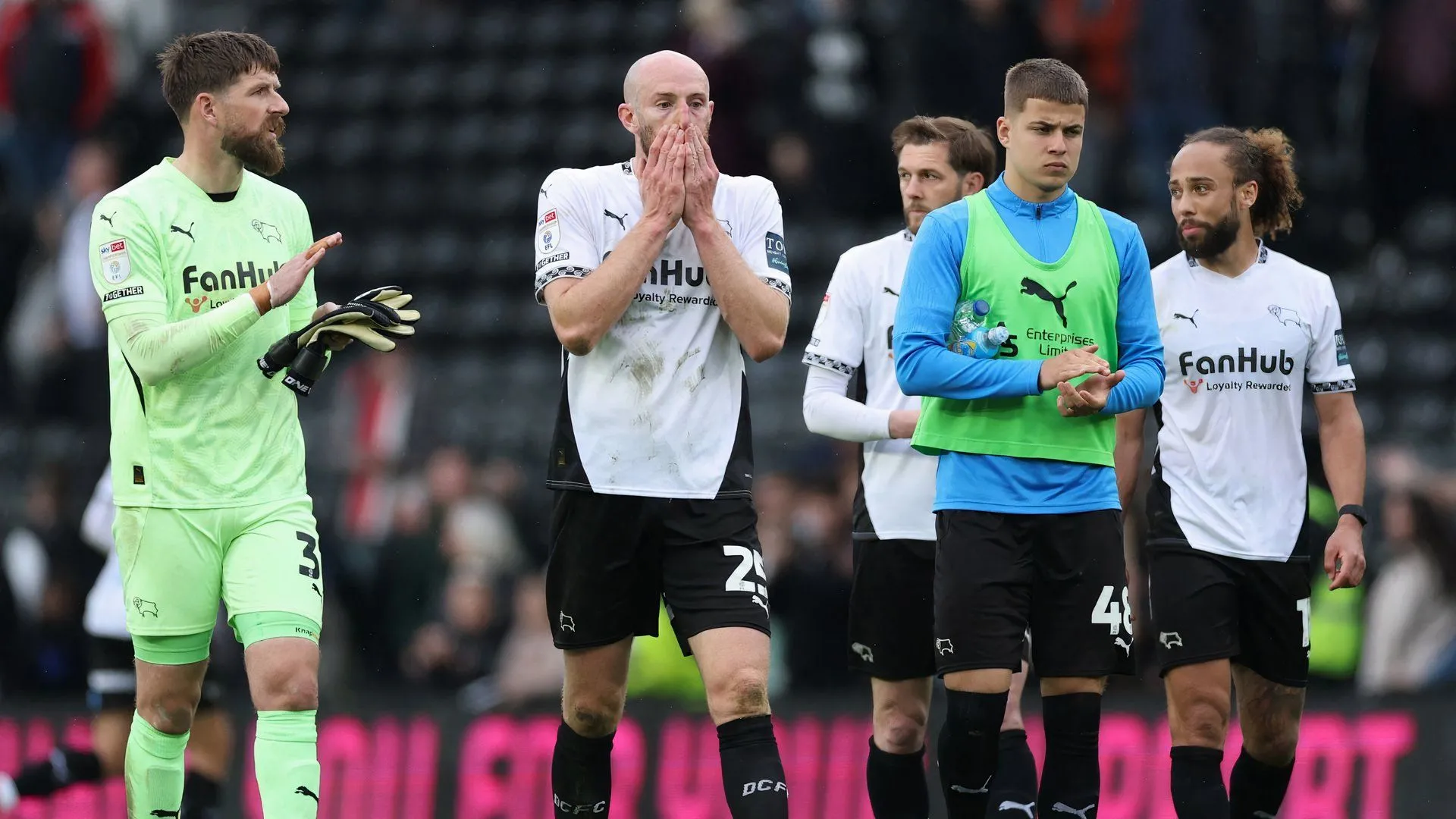 Hậu vệ Matt Clarke của Derby County sau khi gia hạn hợp đồng