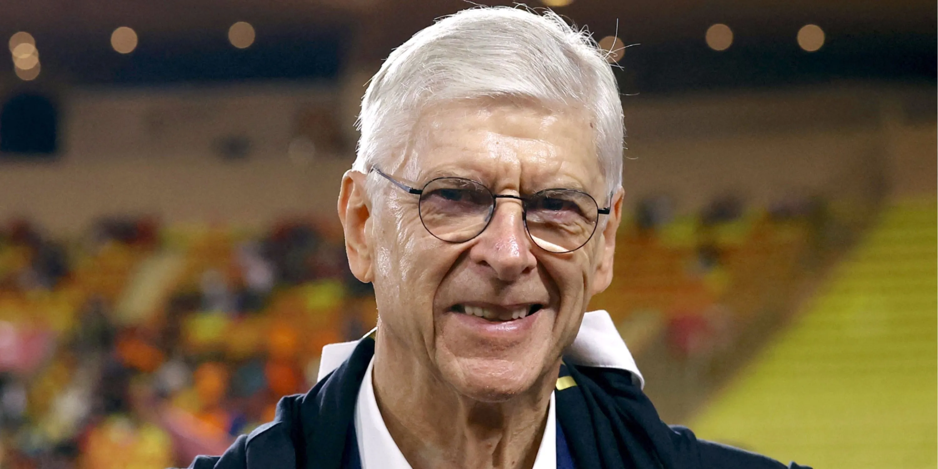 HLV Arsene Wenger trầm ngâm trên băng ghế chỉ đạo Arsenal