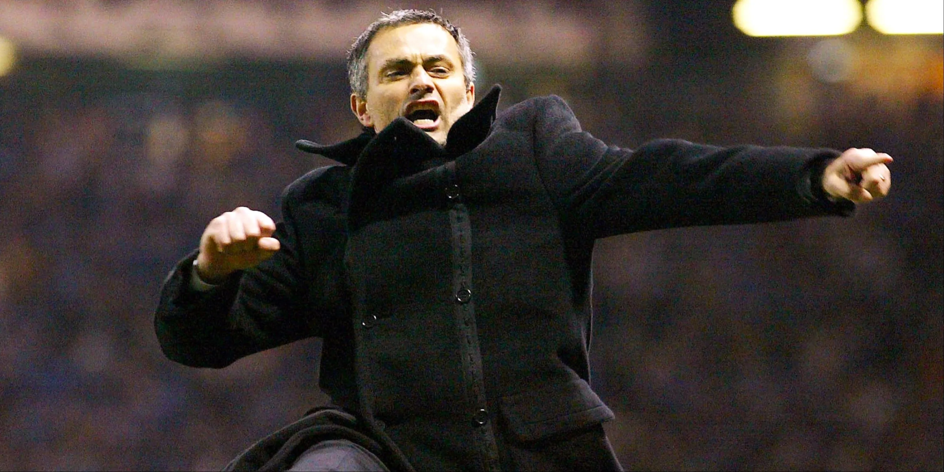 HLV Jose Mourinho của Porto ăn mừng bàn thắng quyết định của đội nhà vào lưới Manchester United