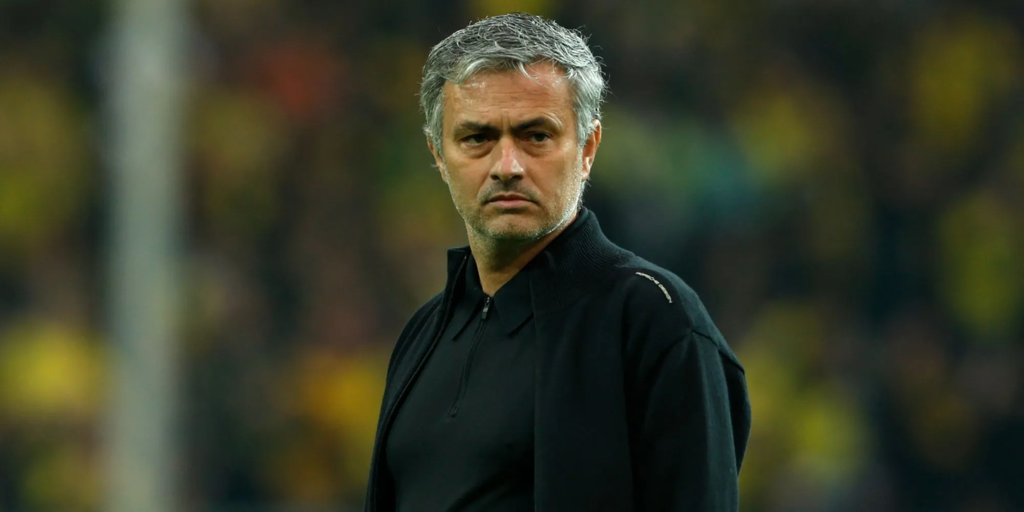 HLV Jose Mourinho trên đường biên chỉ đạo các cầu thủ Real Madrid