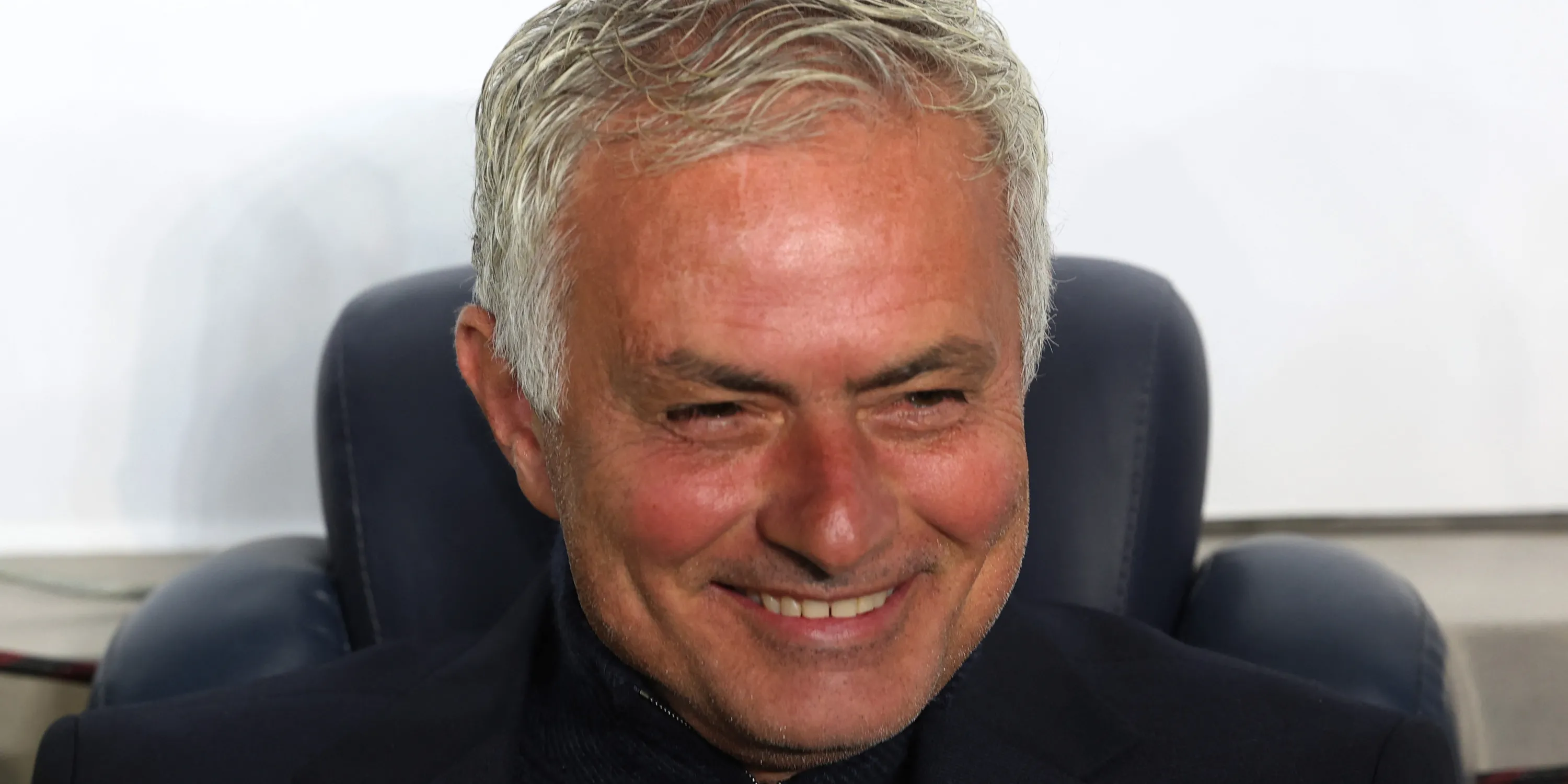 HLV Jose Mourinho với biểu cảm đặc trưng trên đường biên