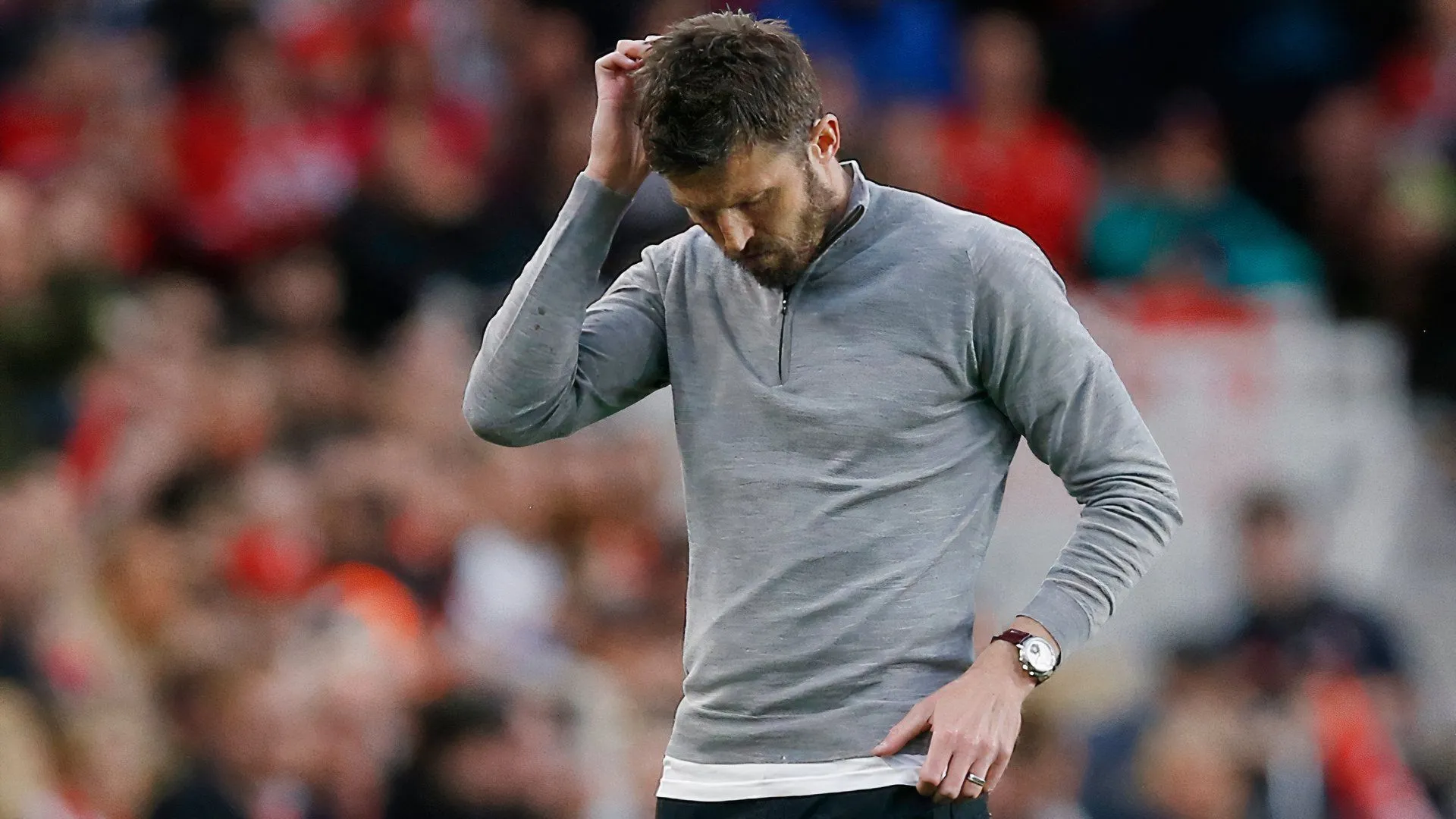 HLV Michael Carrick của Middlesbrough đứng trên sân, nhìn về phía trước trong trận đấu