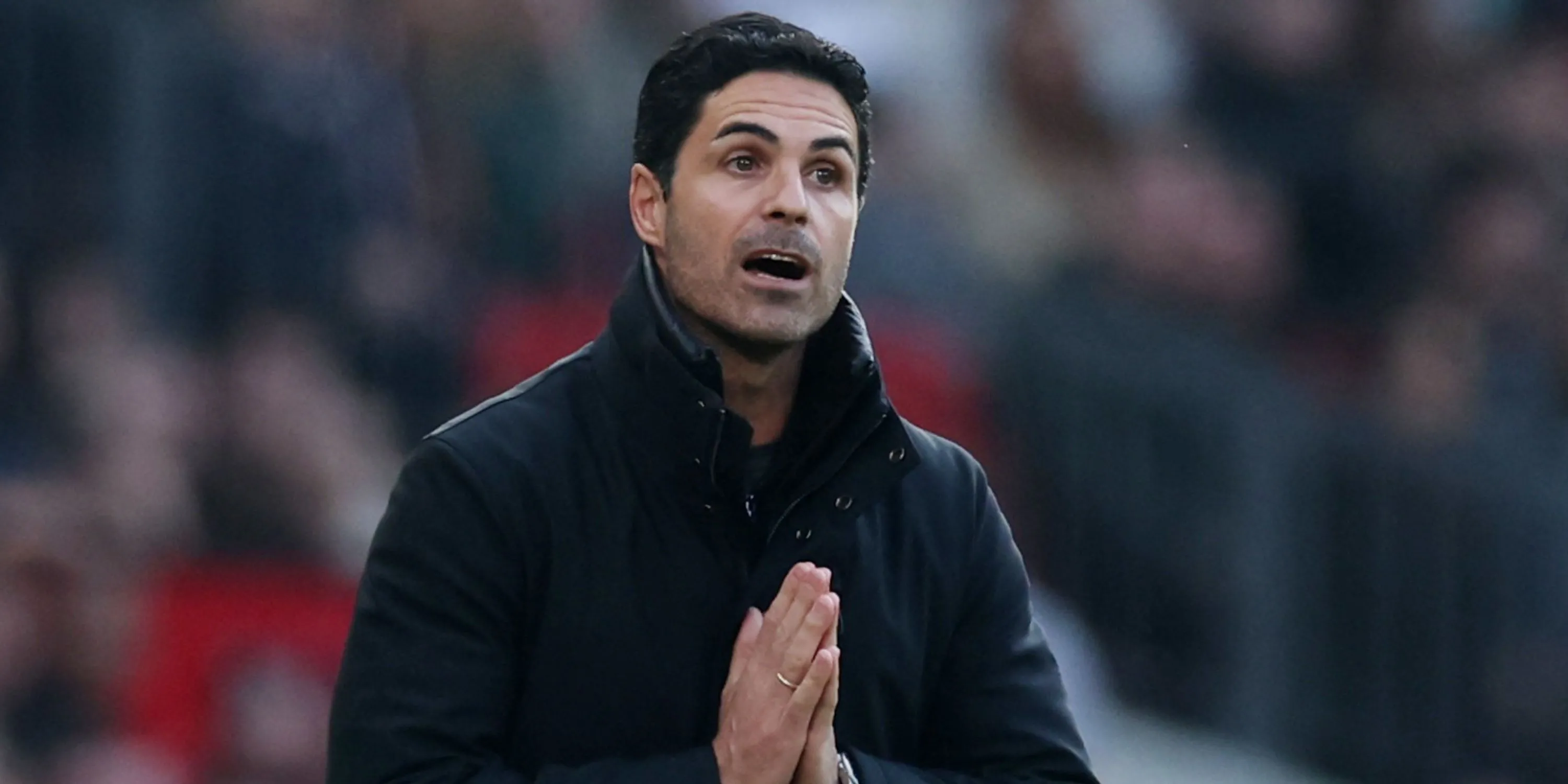 HLV Mikel Arteta chỉ đạo chiến thuật cho Arsenal bên đường biên