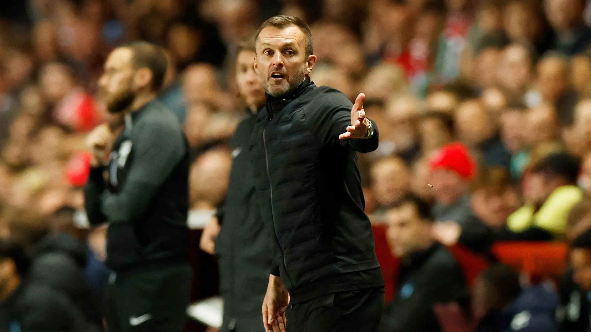 HLV Nathan Jones trên sân cỏ, có khả năng trở thành mục tiêu của Cardiff City