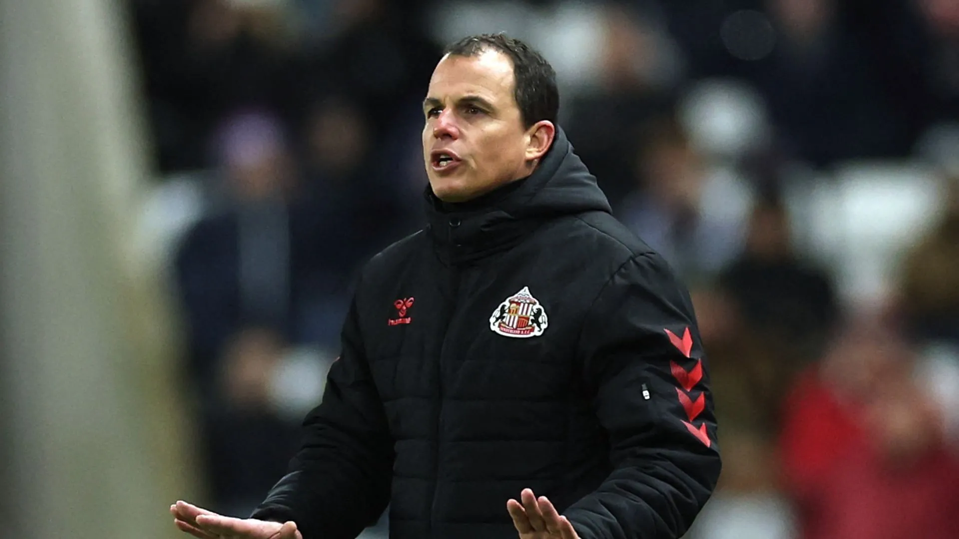 HLV Regis Le Bris của Sunderland cân nhắc các lựa chọn nhân sự cho trận play-off quan trọng