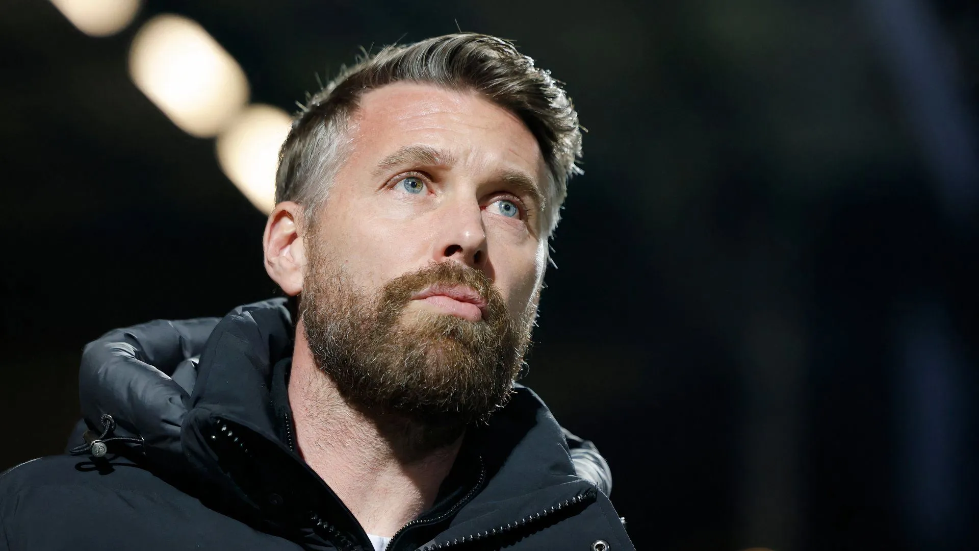 HLV Rob Edwards chỉ đạo Luton Town trong trận đấu với QPR