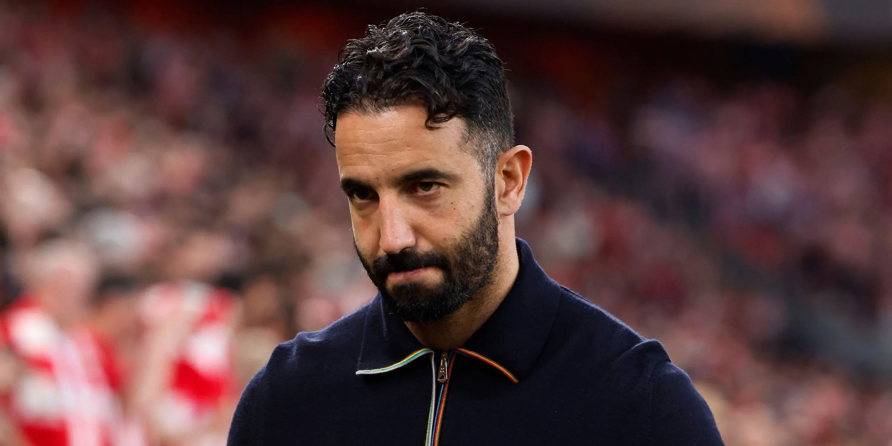 HLV Ruben Amorim của Manchester United đứng trên sân chuẩn bị cho trận đấu, thể hiện sự tập trung cao độ.