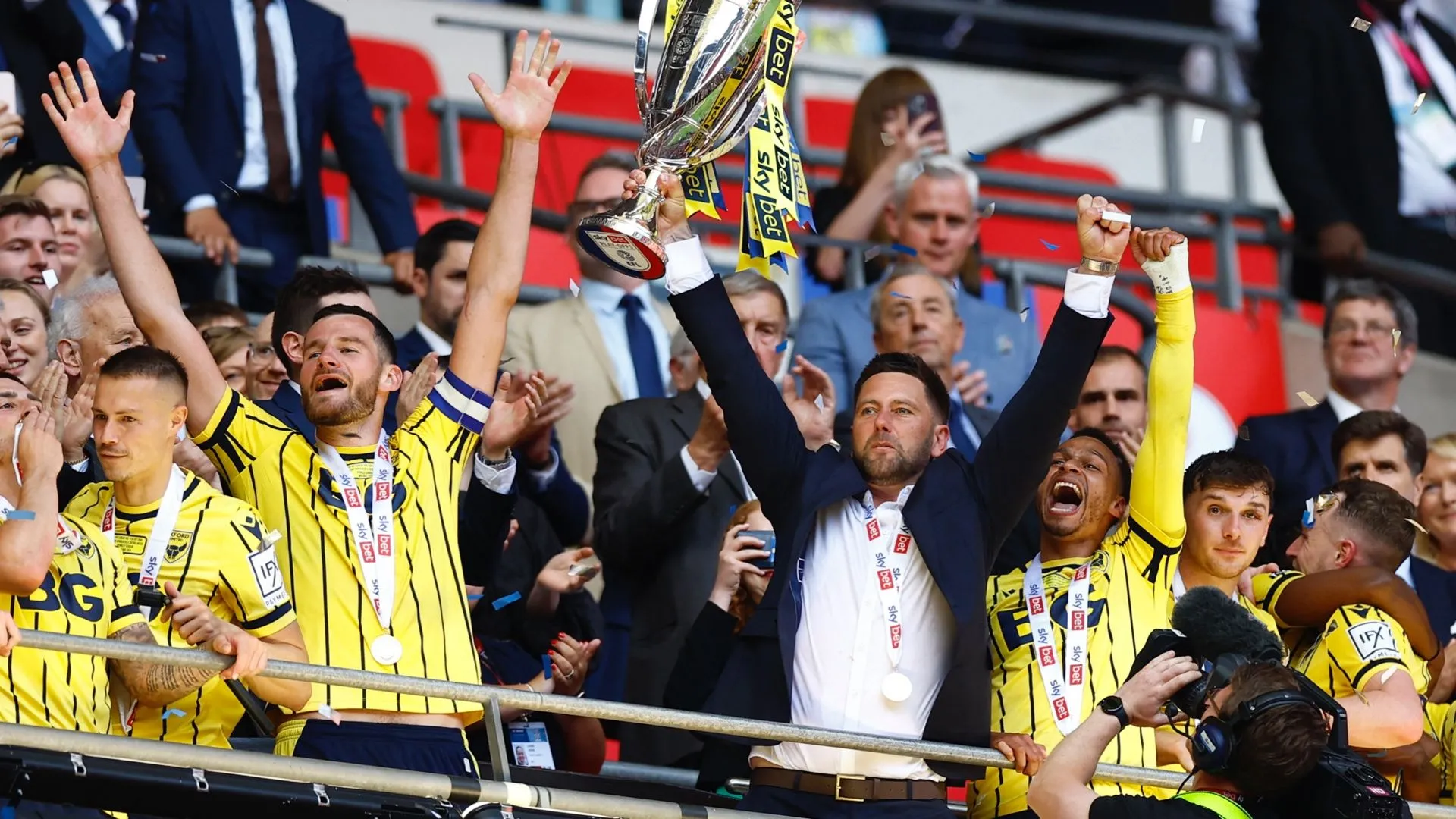 Huấn luyện viên Des Buckingham chỉ đạo đội Oxford United