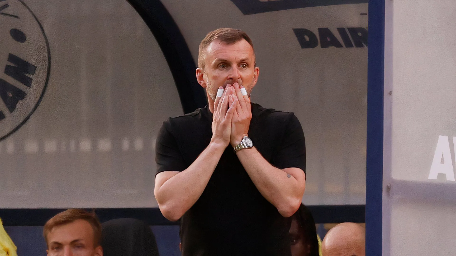 Huấn luyện viên Nathan Jones tại trận đấu của Charlton Athletic
