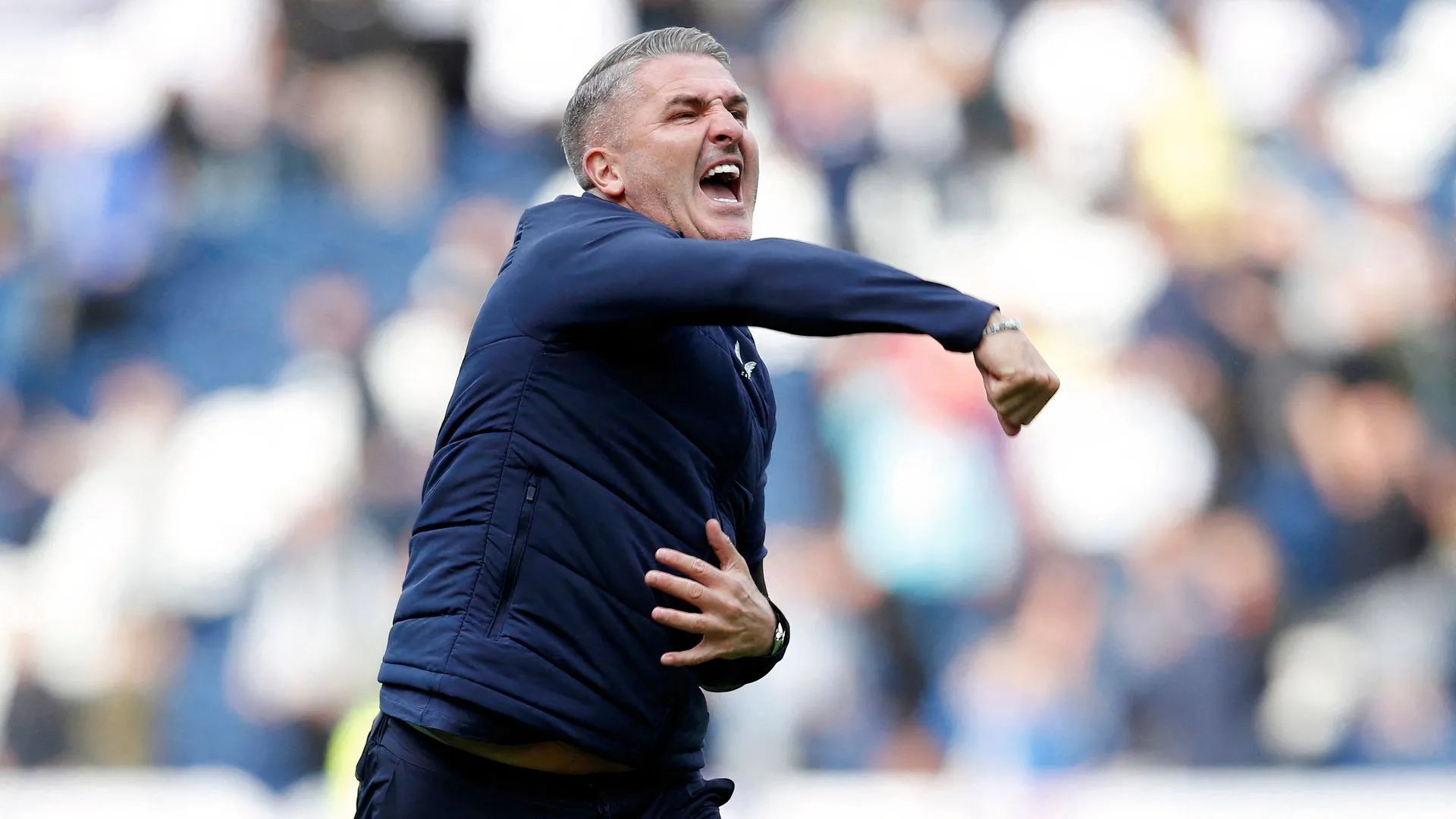 Huấn luyện viên Ryan Lowe của Wigan Athletic, người từng là tiền đạo