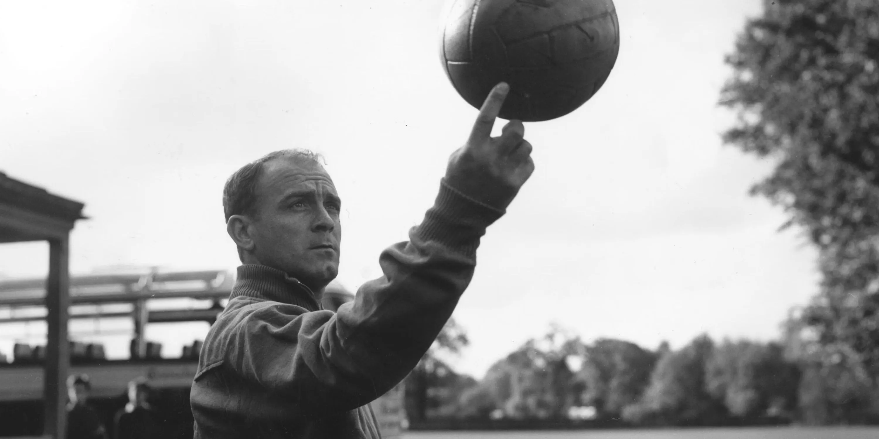 Huyền thoại Alfredo Di Stefano của Real Madrid với trái bóng