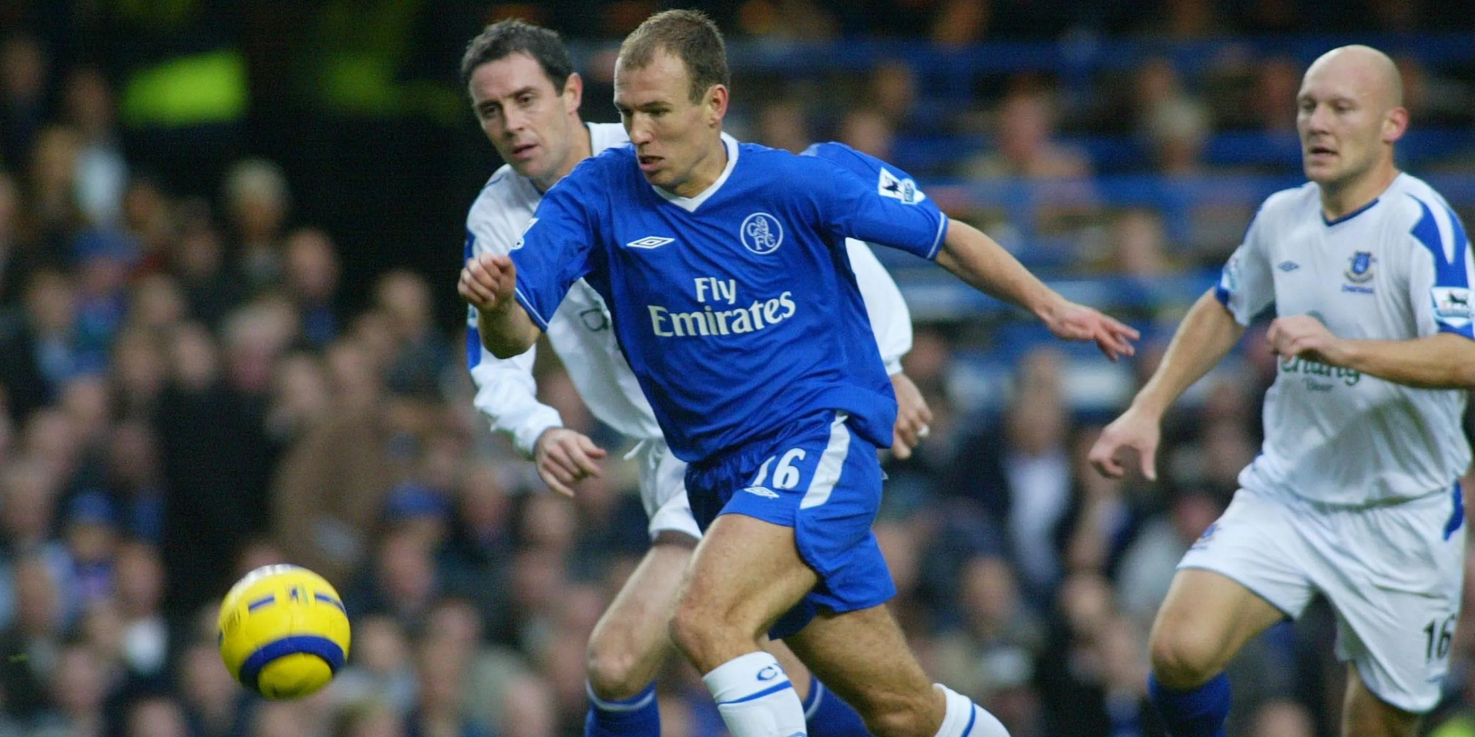 Huyền thoại Arjen Robben với pha đi bóng và dứt điểm chân trái quen thuộc trong màu áo Chelsea
