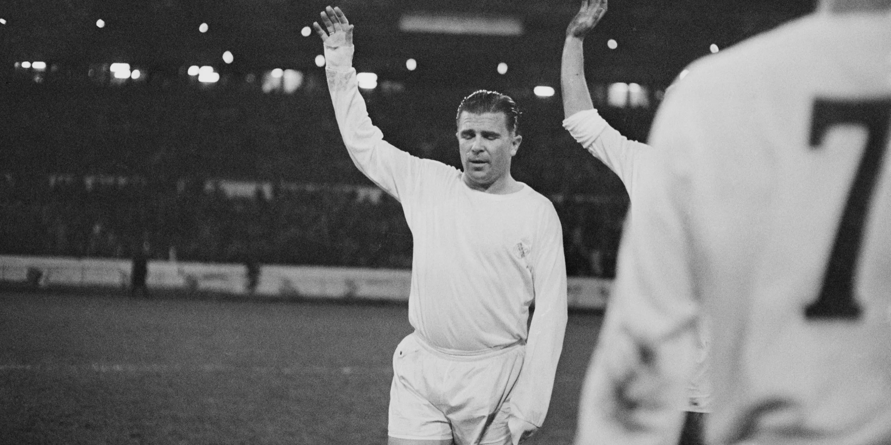 Huyền thoại Ferenc Puskas của Real Madrid vẫy tay chào người hâm mộ