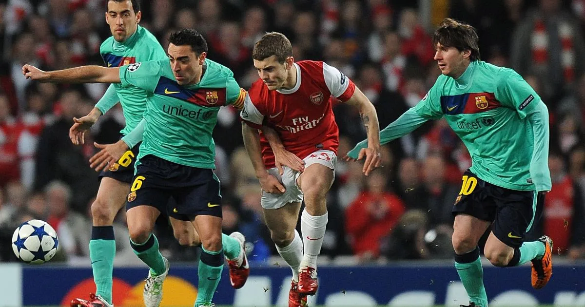 Jack Wilshere đối đầu với Lionel Messi và Xavi trong trận đấu Arsenal gặp Barcelona năm 2011