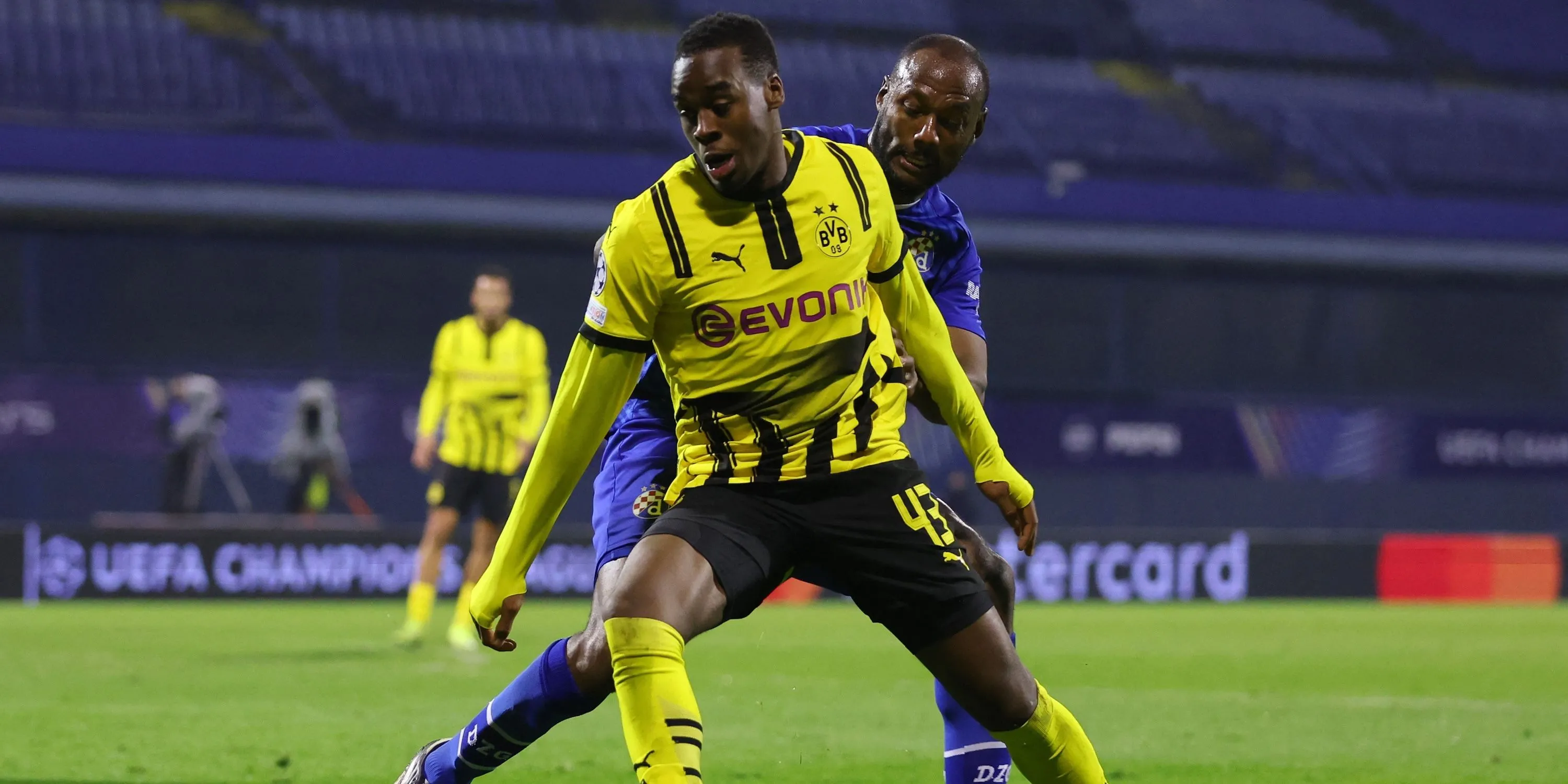 Jamie Bynoe-Gittens (Dortmund) tranh chấp bóng với Kevin Theophile-Catherine (Dinamo Zagreb)